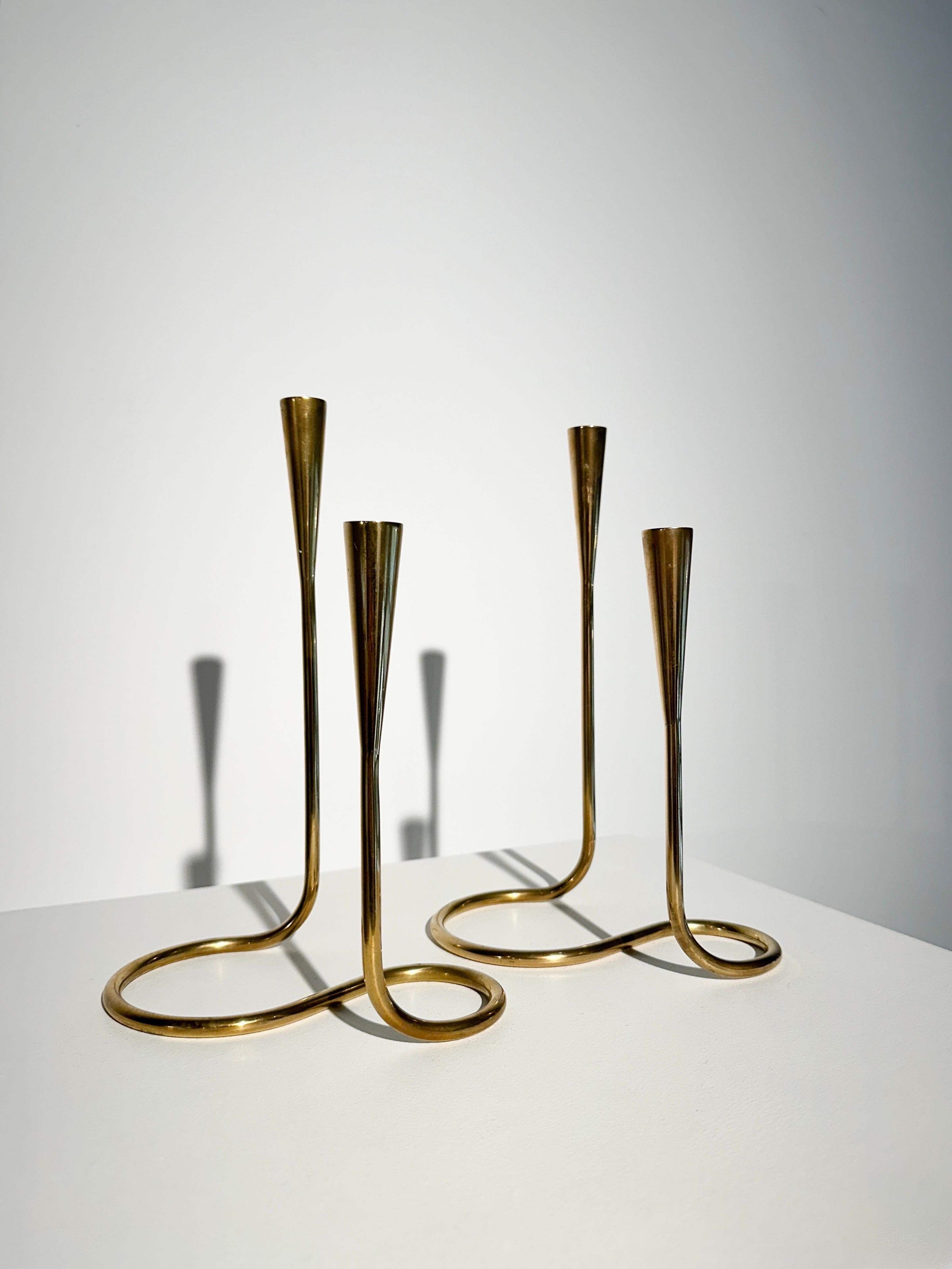 Metà XX secolo Set di quattro portacandele in ottone serpentino Illums Bolighus Danimarca 1950s in vendita