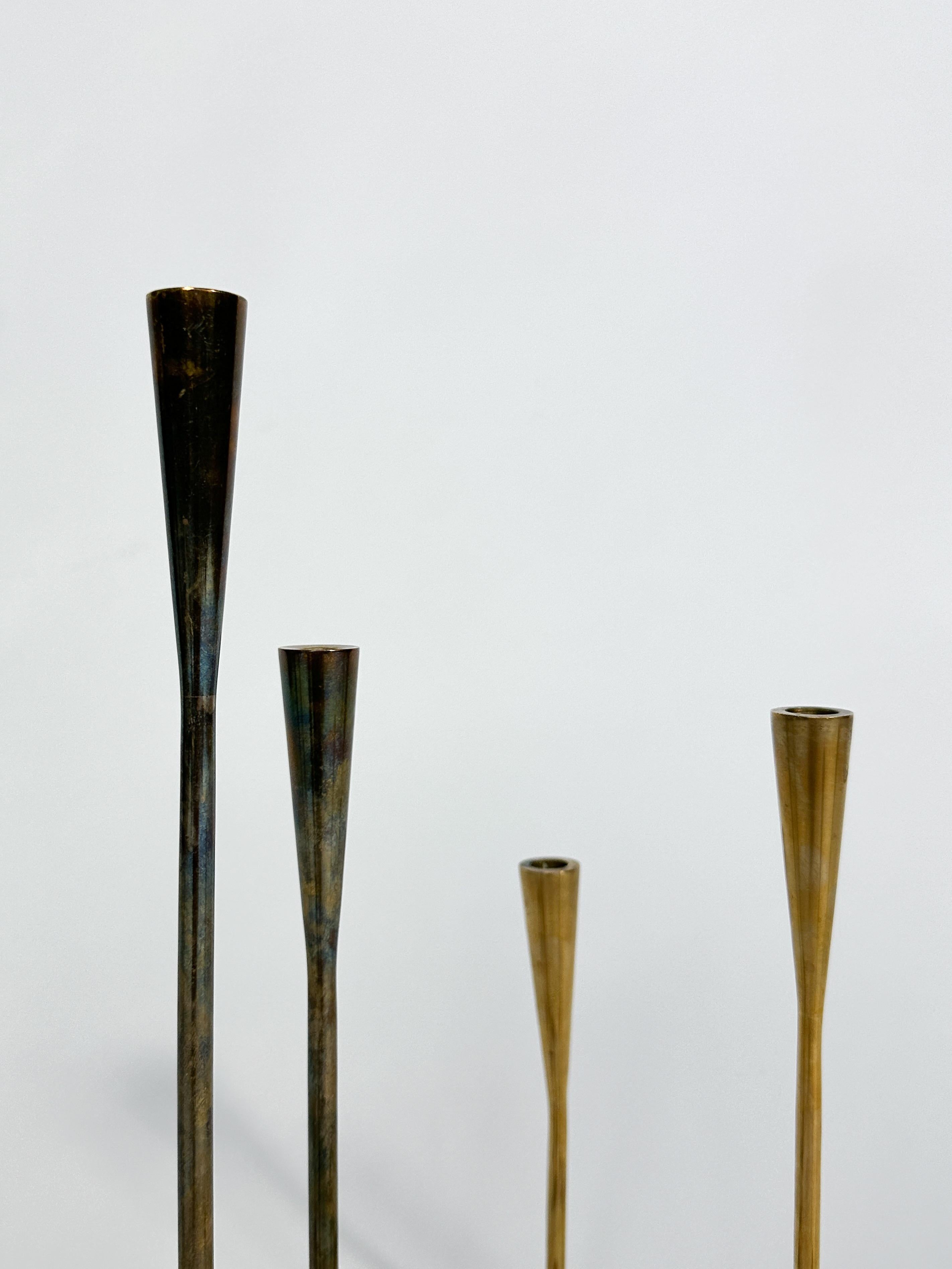 Set di quattro portacandele in ottone serpentino Illums Bolighus Danimarca 1950s in vendita 4