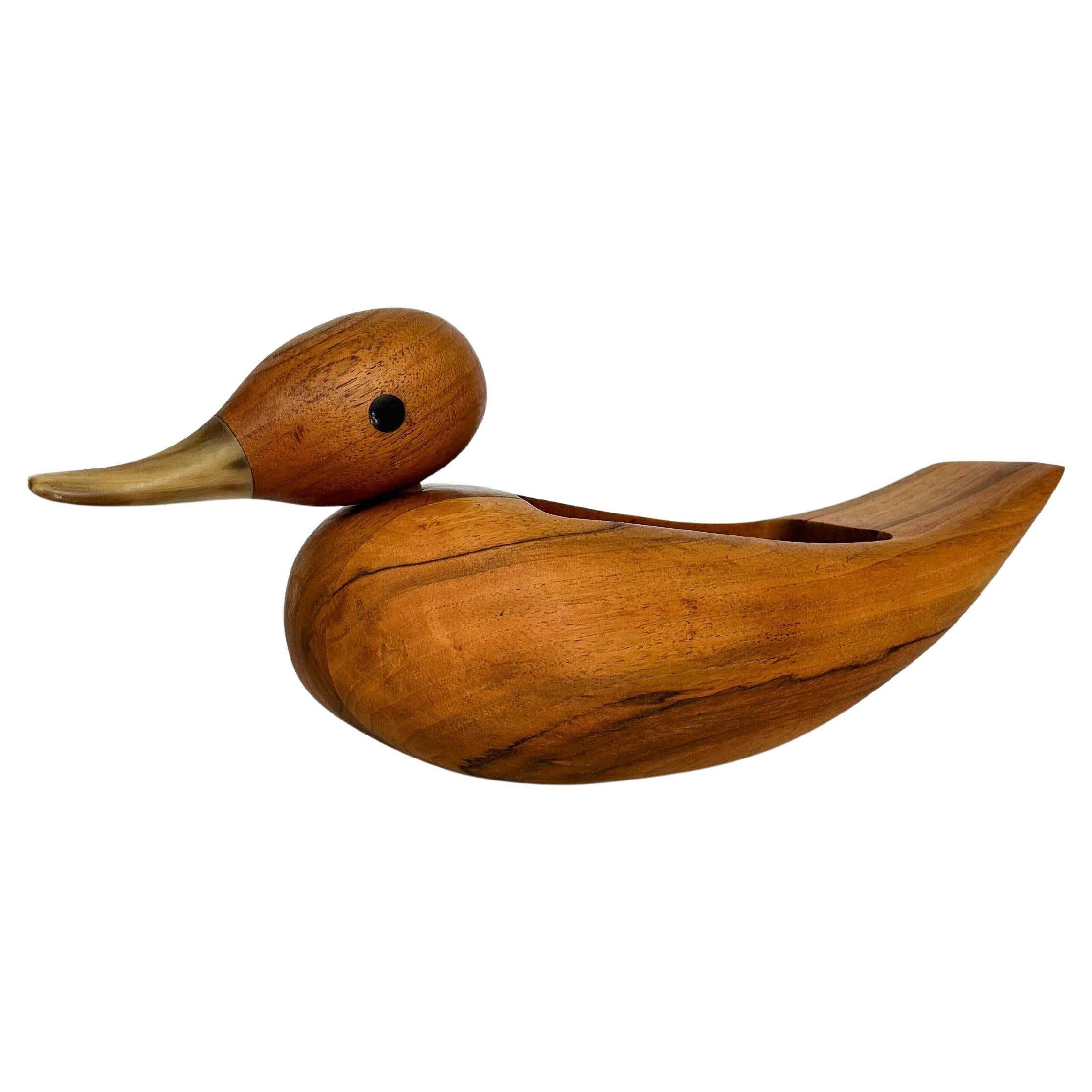 Seltene Carl Auböck Dienerente, Modell Nr. 4960, entworfen von Carl Auböck III, handgefertigt in der Werkstatt in Wien in den 1960er Jahren.

Hergestellt aus massivem Nussbaumholz mit einem Schnabel aus Horn.

Dieses kultige Stück wurde als Diener