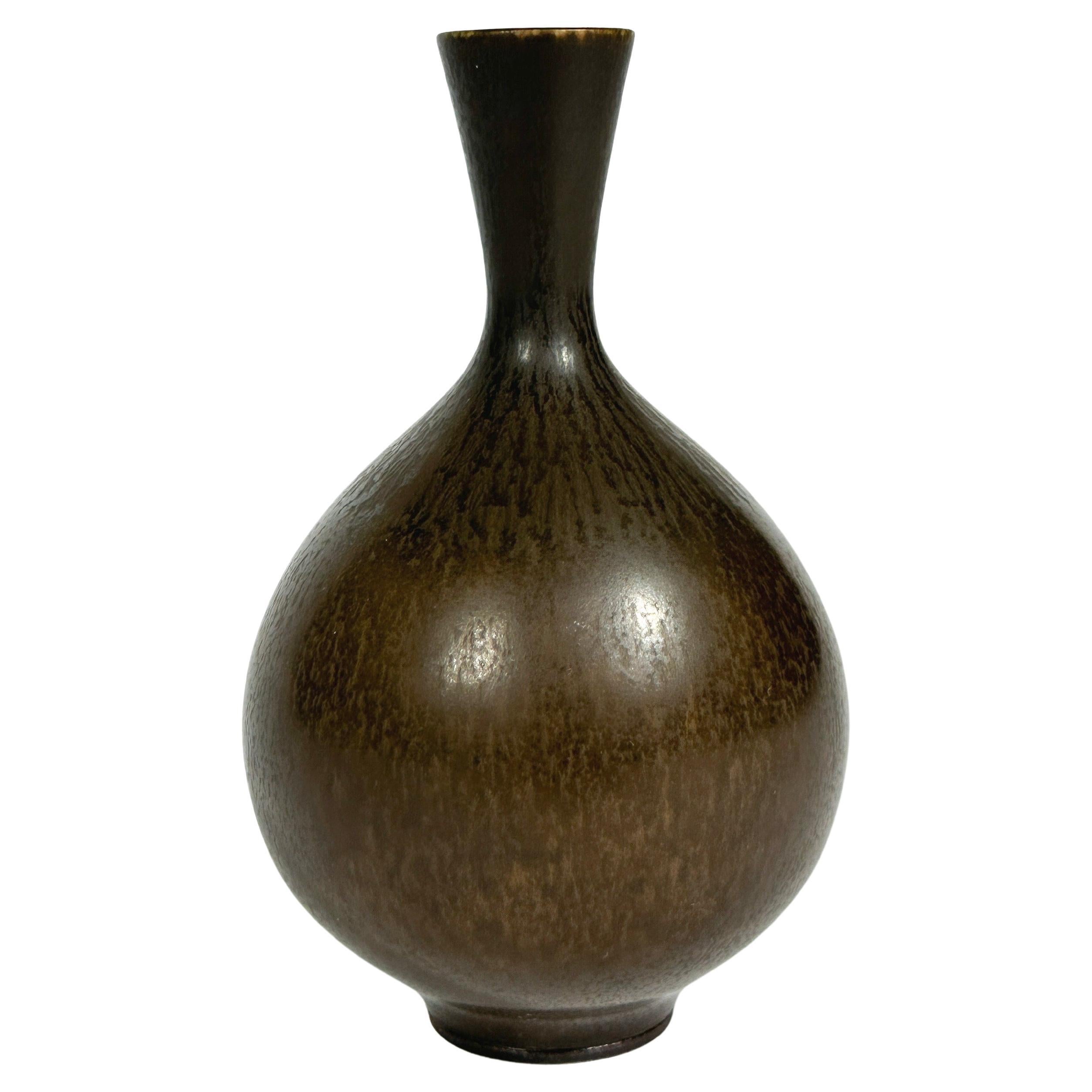 Vase exemplaire de Berndt Friberg dans une glaçure parfaite de fourrure de lièvre brune, fabriqué à la main par le maître lui-même dans son Studio à Gustavsberg en 1974.

Excellent état, aucune remarque. Signé et daté en dessous.

Hauteur : 12.5 cm