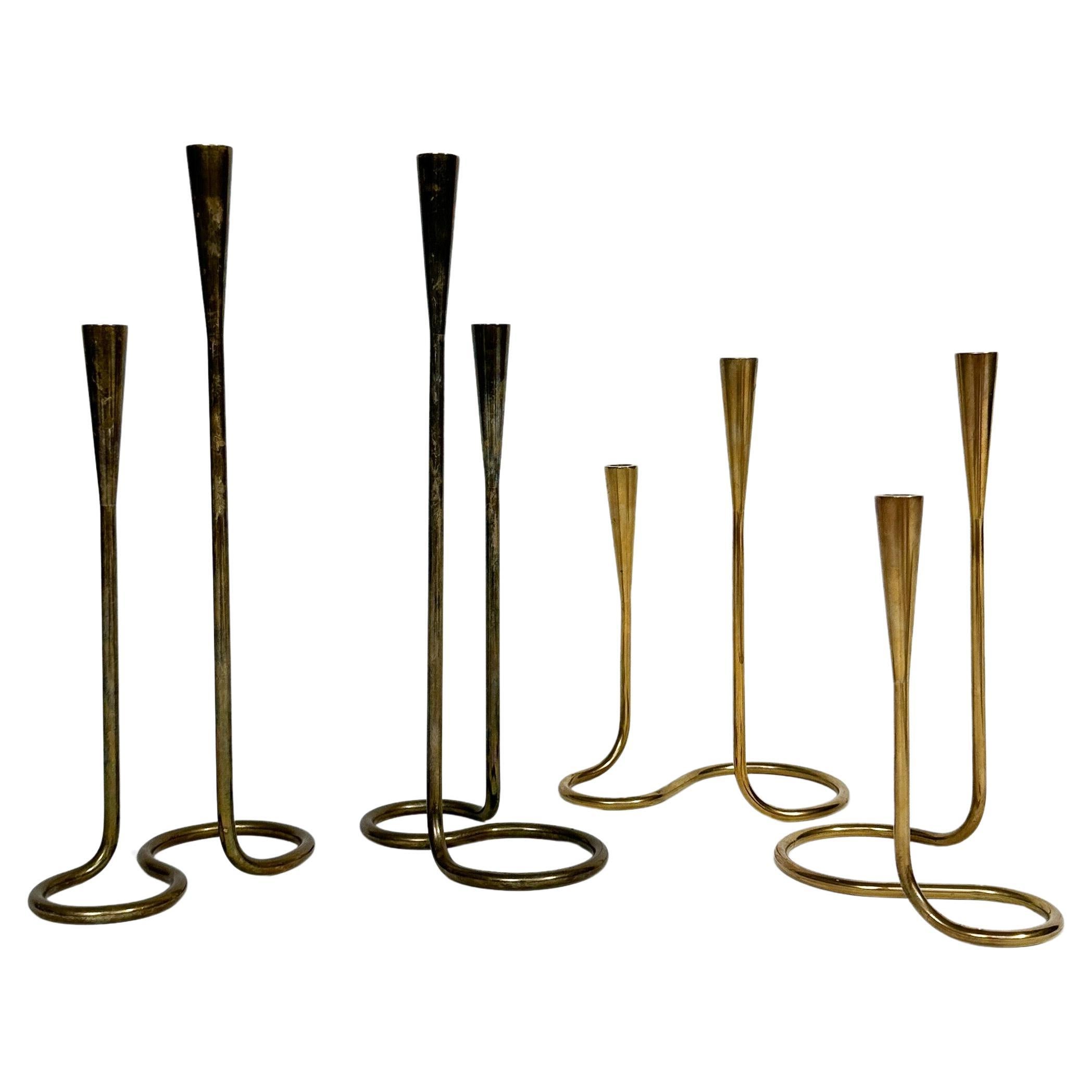 Set di quattro candelabri a serpentina Illum Bolighus in ottone massiccio, prodotti in Danimarca negli anni '50.

Una coppia di doppi portacandele alti con patina scura, non contrassegnati.
Per candele con un diametro di 12 mm
Altezza: 35