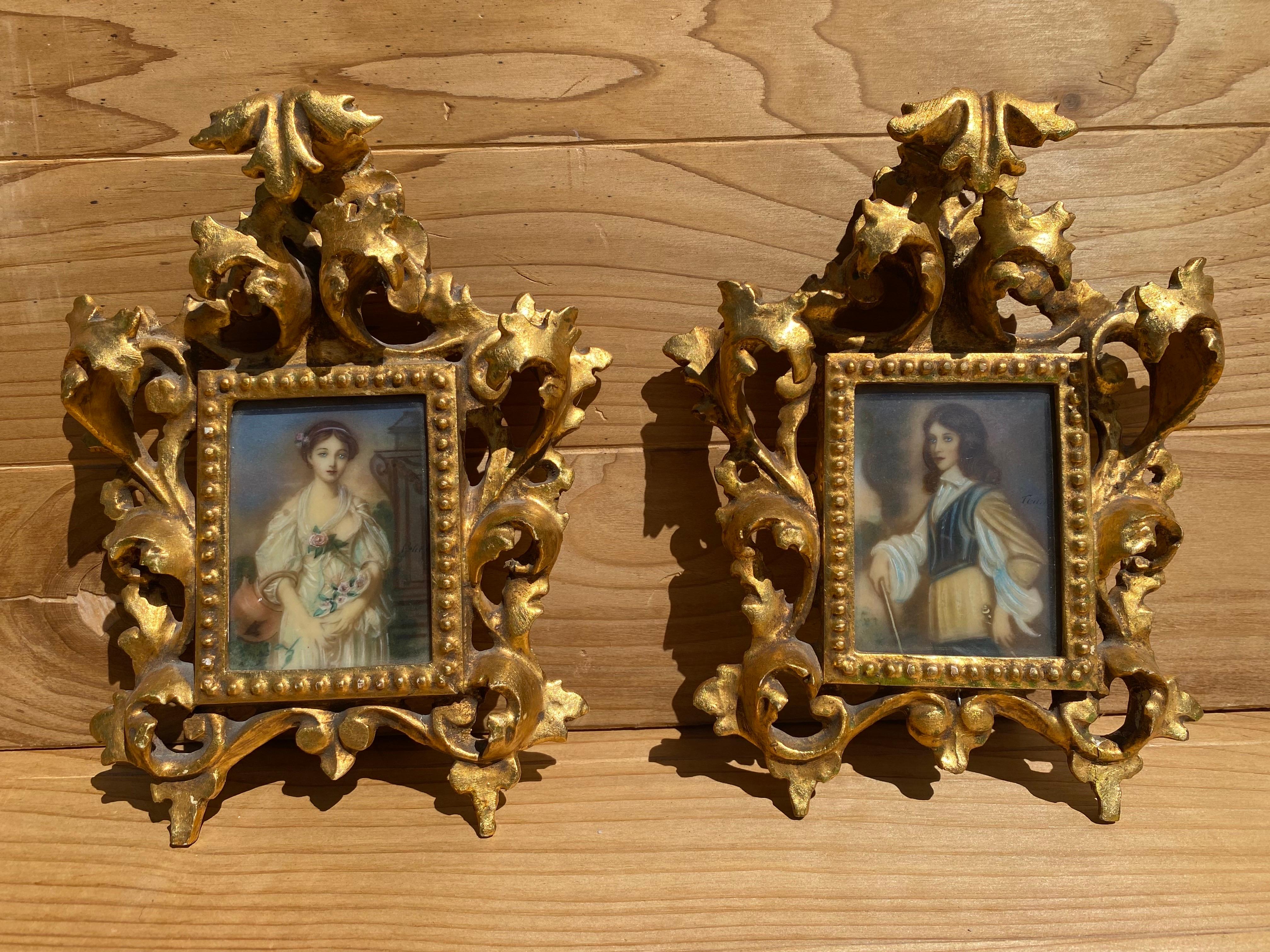 Plaque de portrait miniature victorienne en porcelaine peinte à la main dans un cadre sculpté.  Cadre en bois doré orné - Lot de 2 

Datant de l'époque victorienne, ces exquis portraits miniatures originaux sont peints à la main sur une plaque de