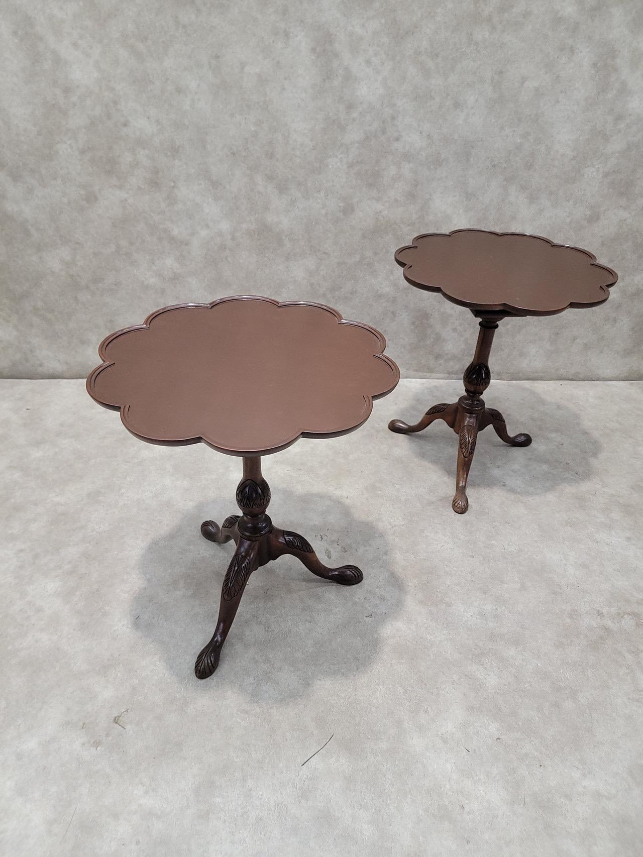 Vintage Baker Furniture Storico Charleston intagliato Chippendale Mogano Tavolo inclinabile in crosta di torta - coppia 

Questa coppia di tavolini chippendale intagliati ha una forma unica a crosta di torta e poggia su una base a colonna scanalata