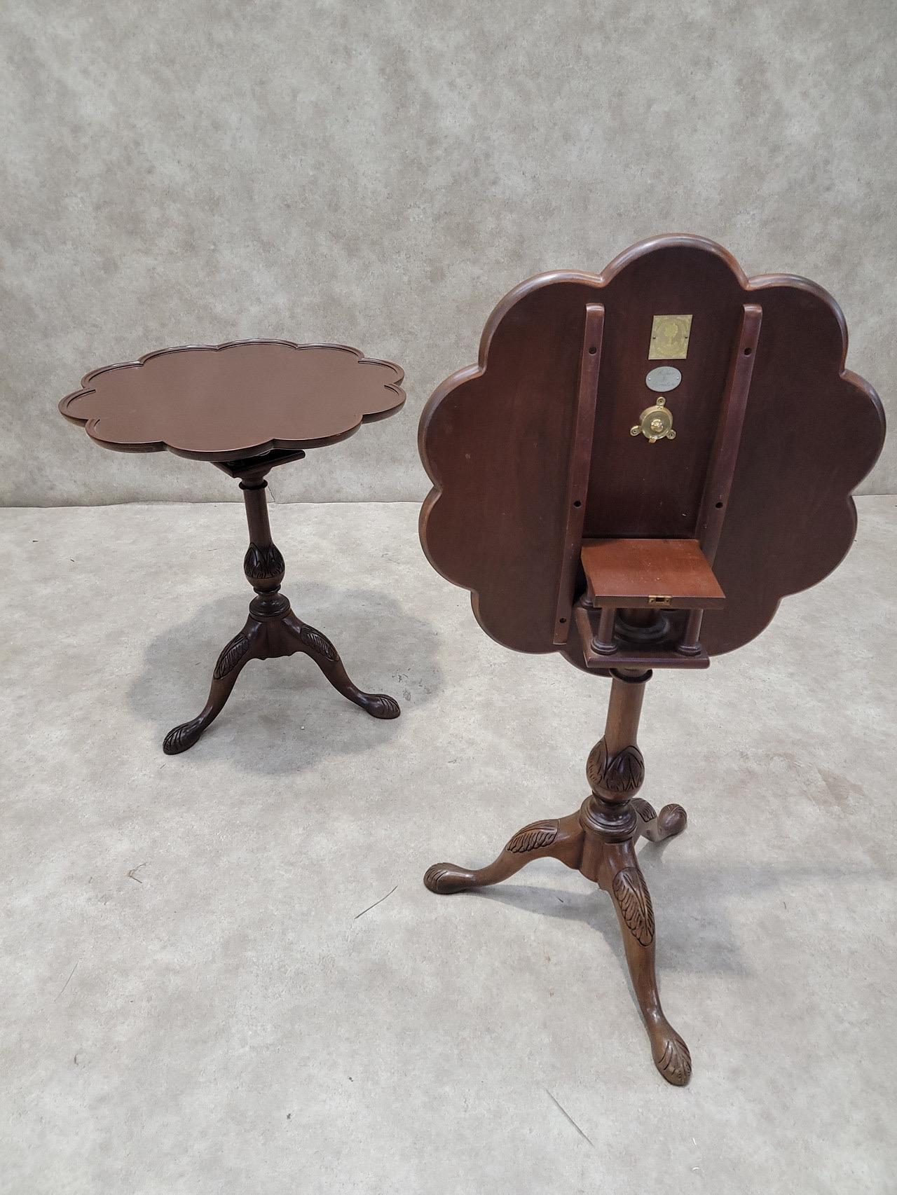 Americano Tavoli d'epoca Baker Furniture Historic Charleston Chippendale con piano inclinato - Coppia in vendita