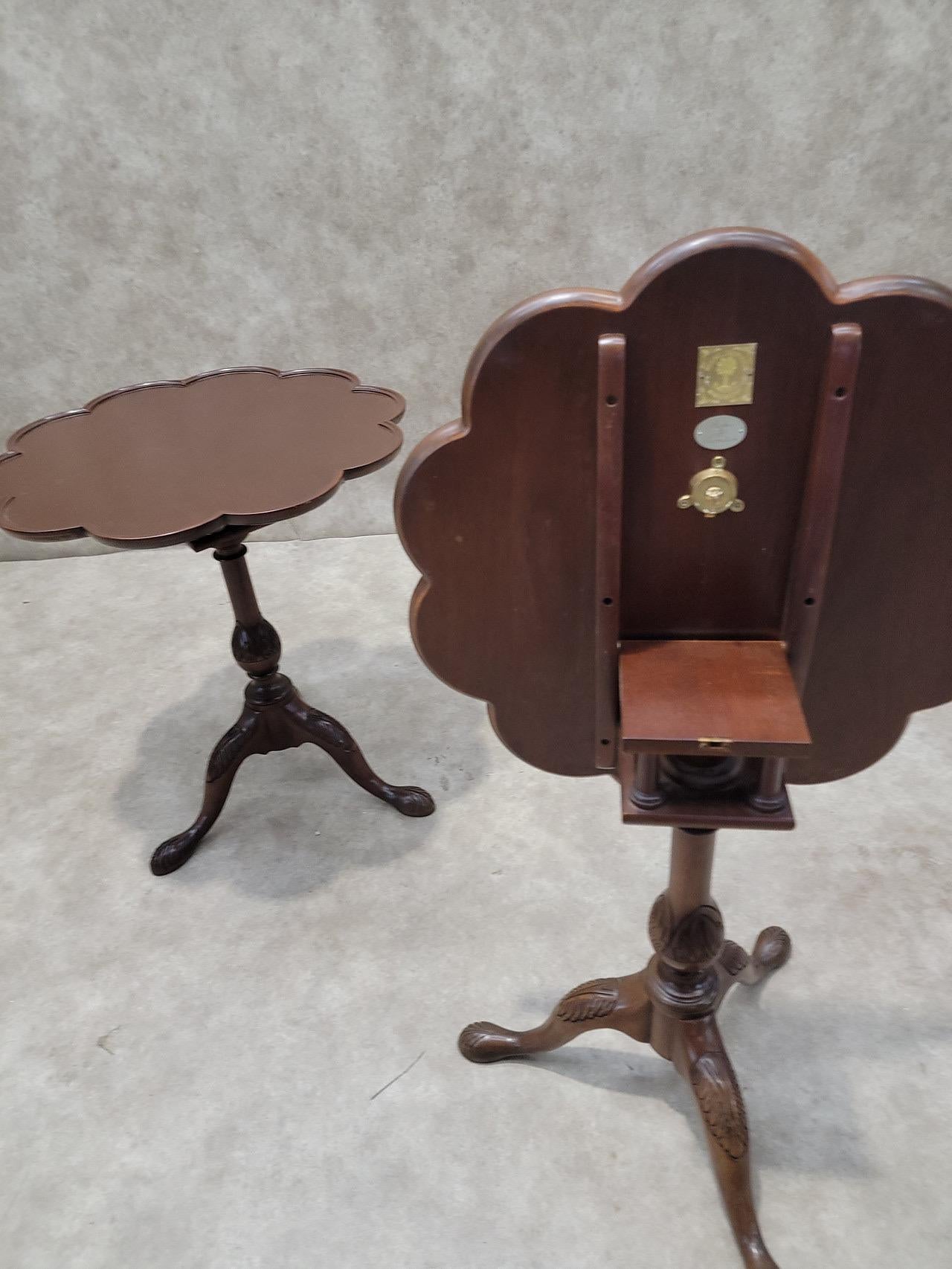 XX secolo Tavoli d'epoca Baker Furniture Historic Charleston Chippendale con piano inclinato - Coppia in vendita
