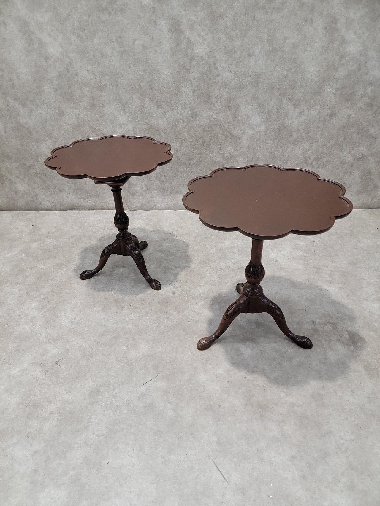 Tavoli d'epoca Baker Furniture Historic Charleston Chippendale con piano inclinato - Coppia in vendita 3