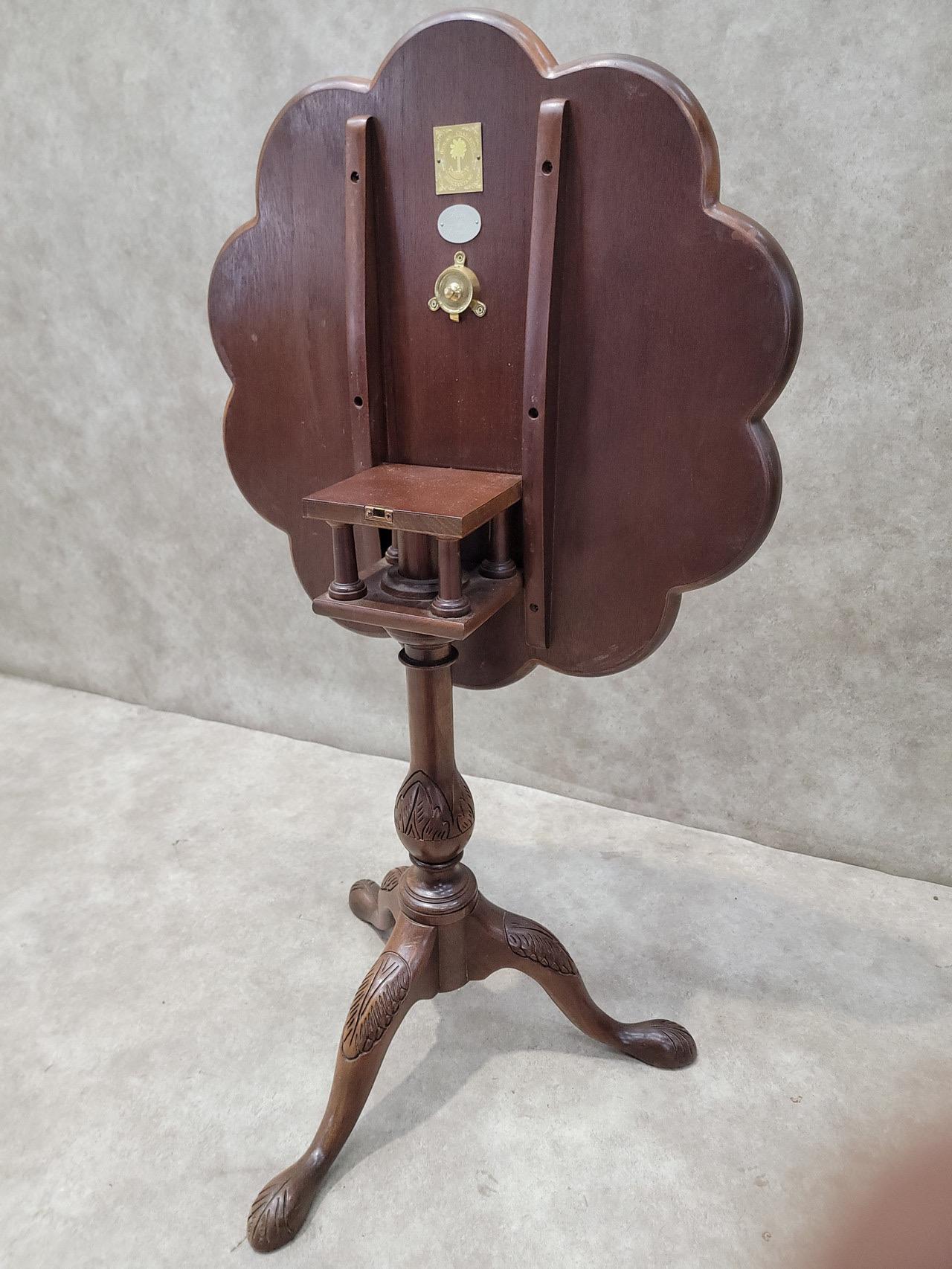 Tavoli d'epoca Baker Furniture Historic Charleston Chippendale con piano inclinato - Coppia in vendita 4