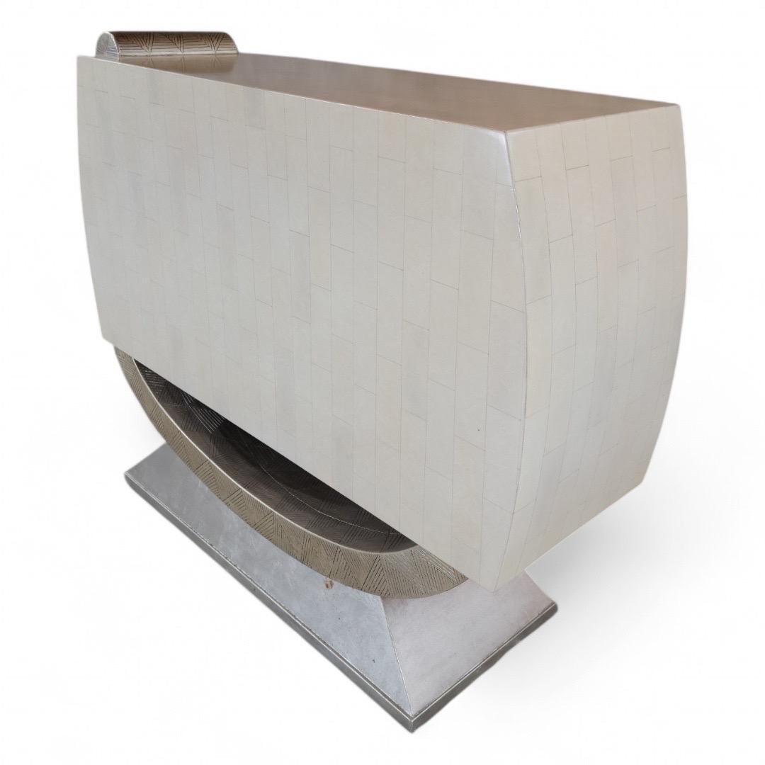 Credenza Artmax postmoderna scultorea a 2 ante in osso e argento tessellato in vendita 1