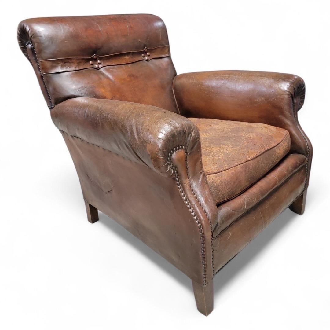 Silla Club francesa Art Decó de cuero marrón envejecido en Bueno estado para la venta en Chicago, IL