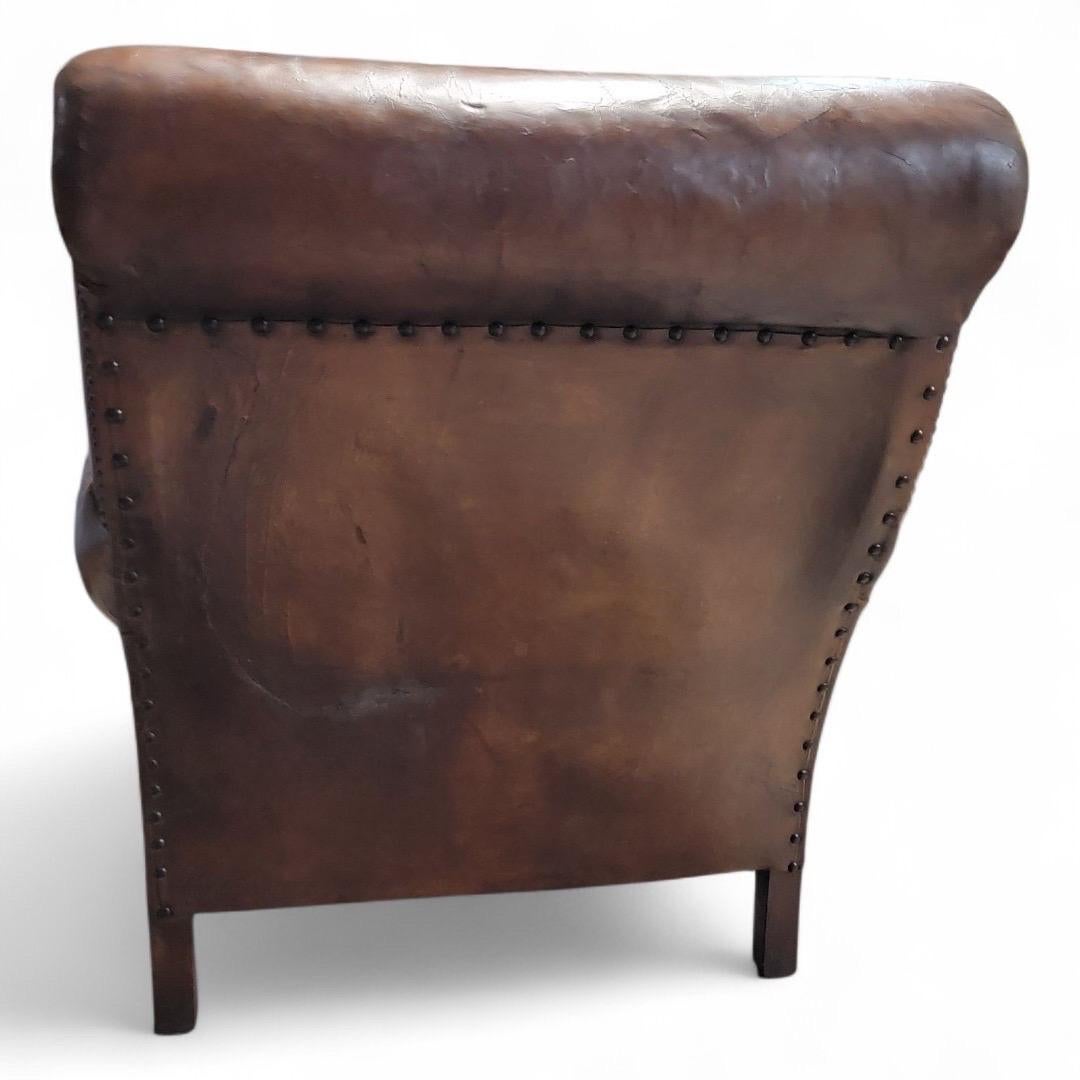 Silla Club francesa Art Decó de cuero marrón envejecido siglo XX en venta