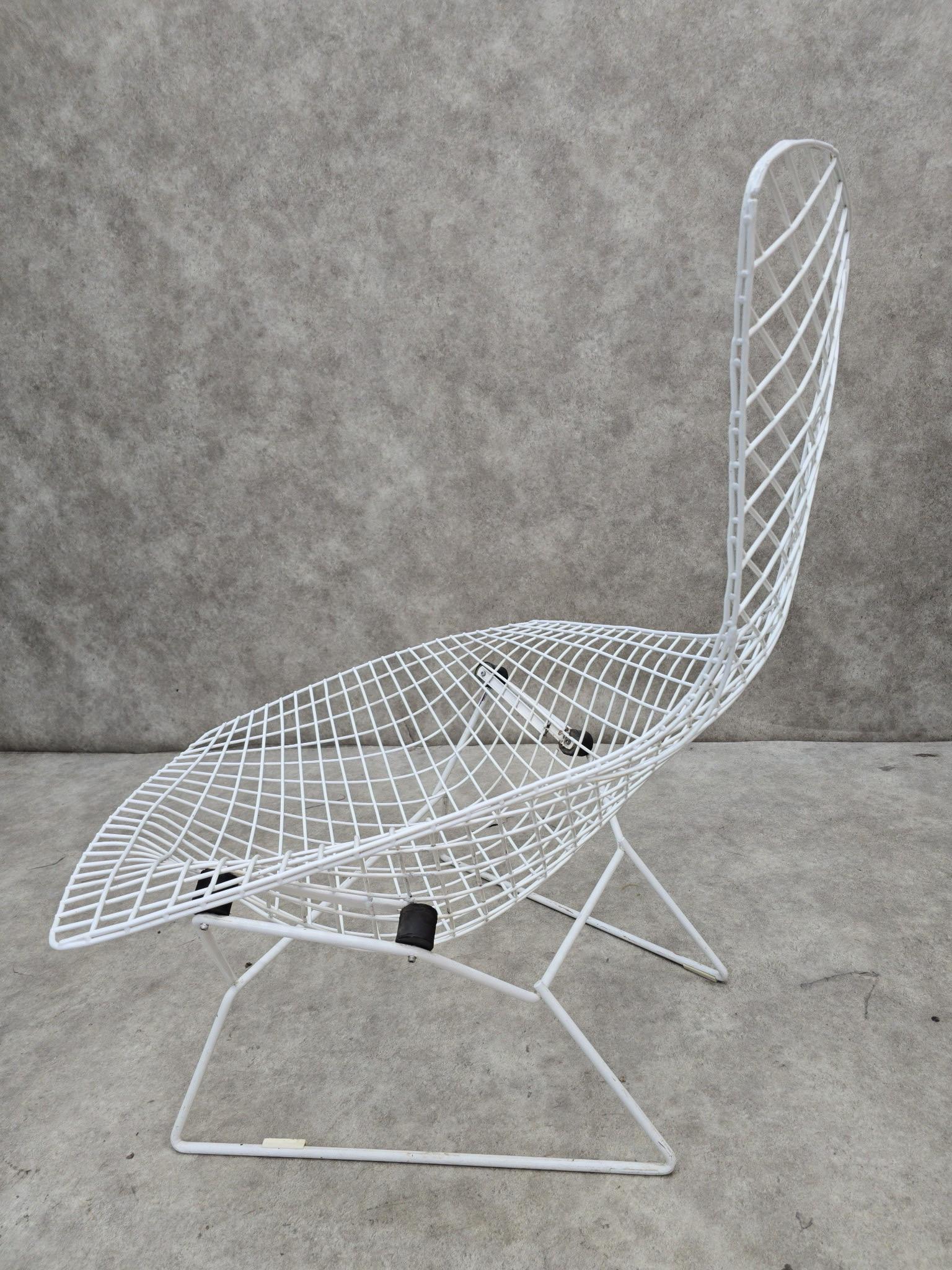 Chaise longue en forme d'oiseau de Harry Bertoia pour Knoll, de style moderne du milieu du siècle, en blanc  

La chaise longue Bird en blanc de Harry Bertoia pour Knoll, de style moderne du milieu du siècle, est un exemple de design intemporel et