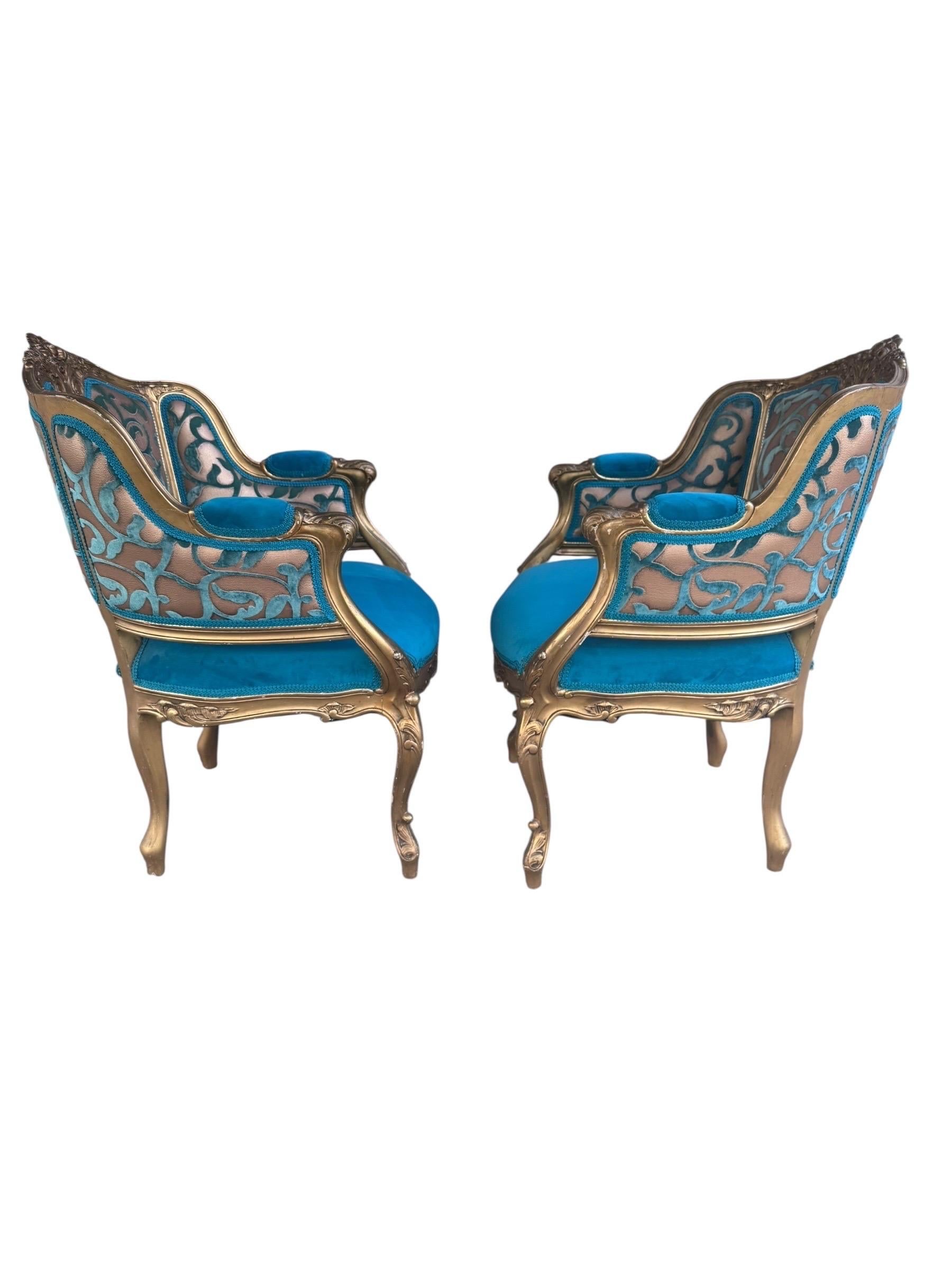 Antique French Louis XV Style Bergere Giltwood Chairs, intagliate e dipinte, appena rivestite in velluto con motivi dorati e verde acqua - coppia

Abbiamo due bellissime sedie bergere francesi in stile Luigi XV con cornici riccamente decorate con