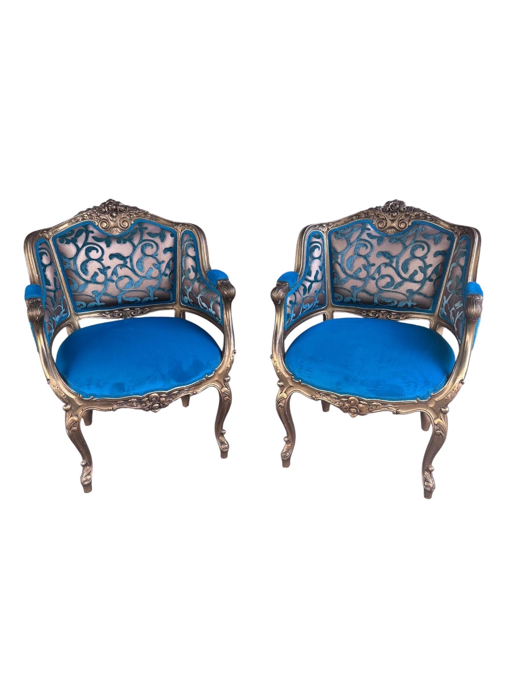 Francese Antique French Louis XV Style Giltwood Chairs Newly Upholstering in Velvet - Coppia in vendita