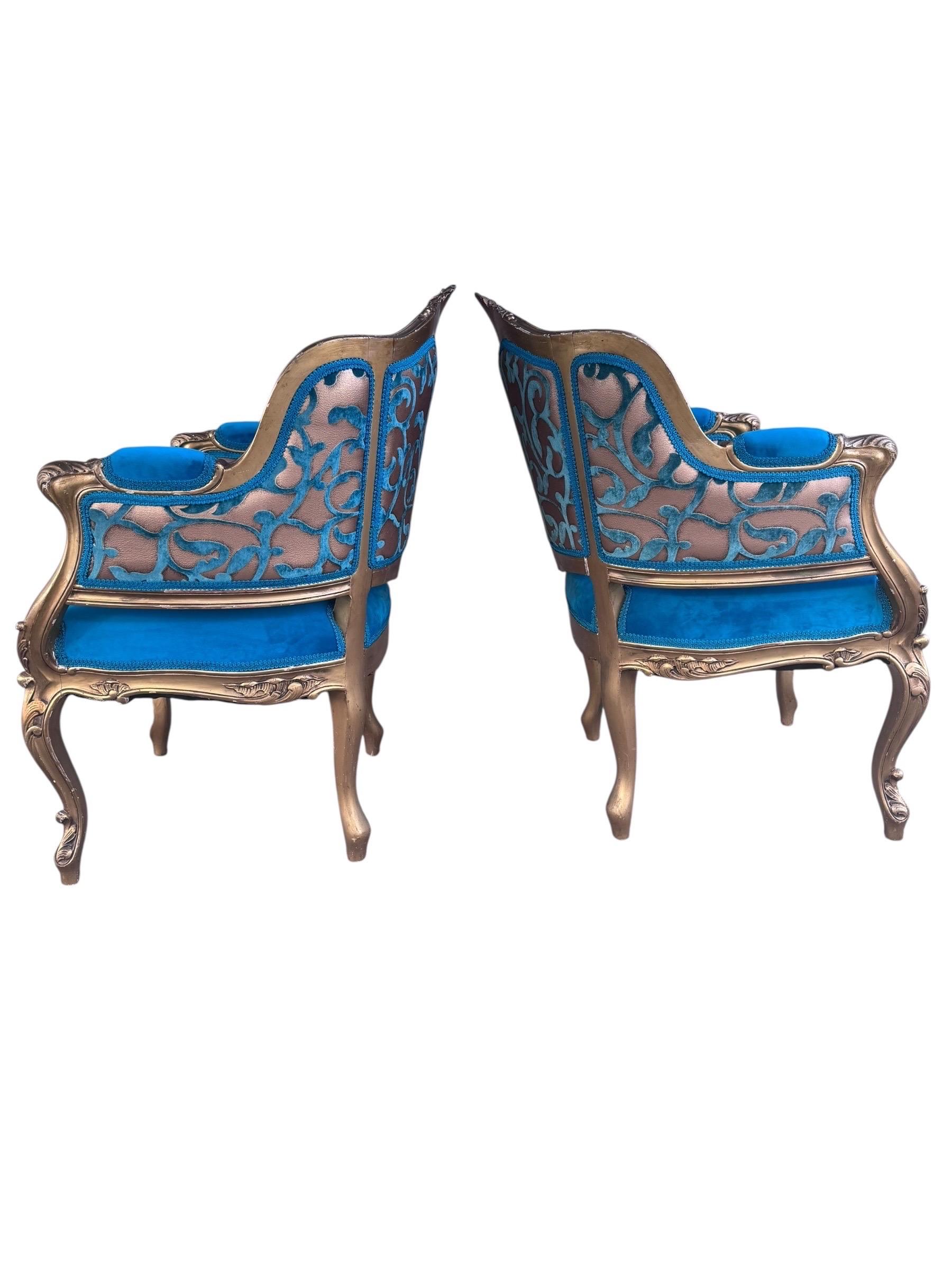 Antique French Louis XV Style Giltwood Chairs Newly Upholstering in Velvet - Coppia In condizioni buone in vendita a Chicago, IL