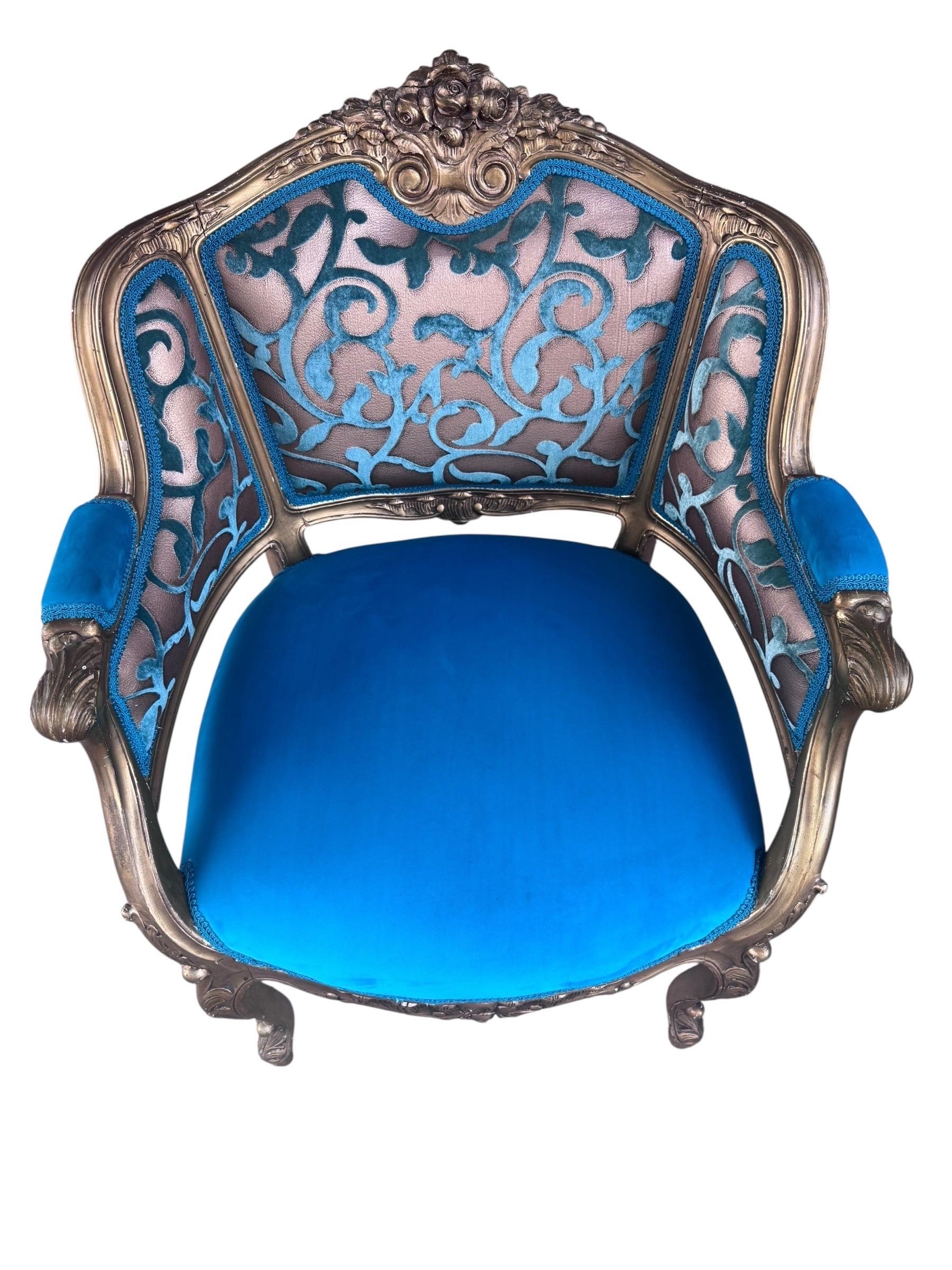 XX secolo Antique French Louis XV Style Giltwood Chairs Newly Upholstering in Velvet - Coppia in vendita