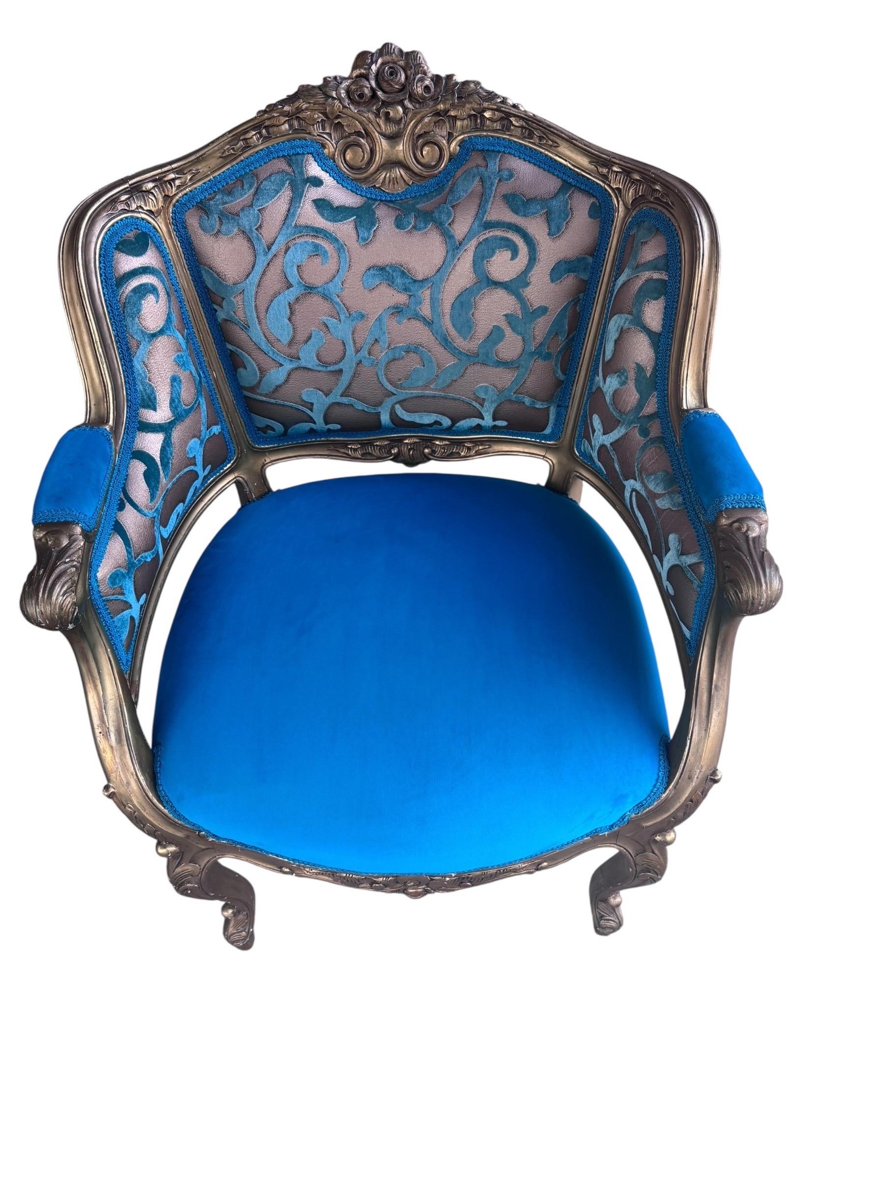 Velluto Antique French Louis XV Style Giltwood Chairs Newly Upholstering in Velvet - Coppia in vendita