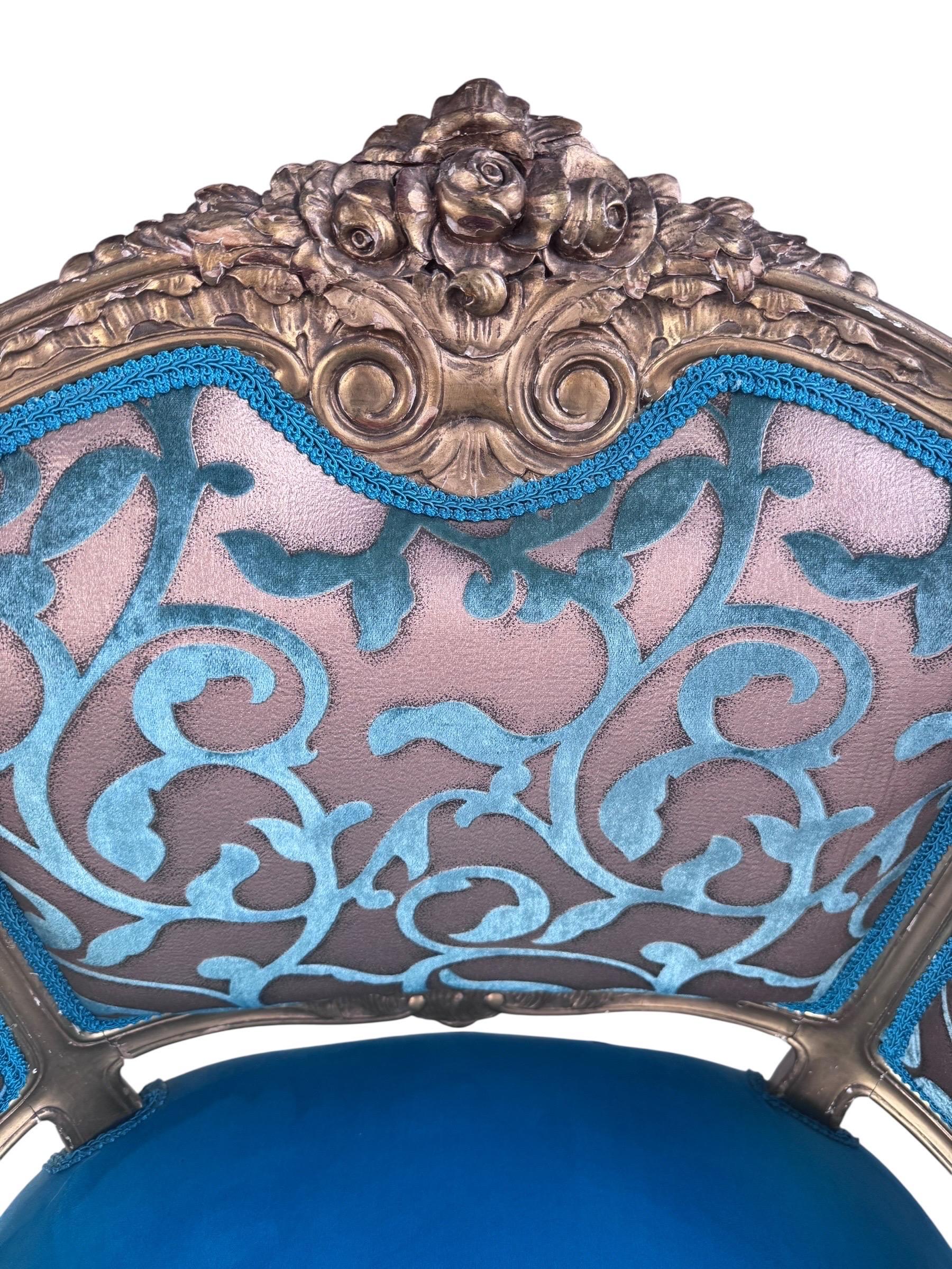 Antique French Louis XV Style Giltwood Chairs Newly Upholstering in Velvet - Coppia in vendita 9