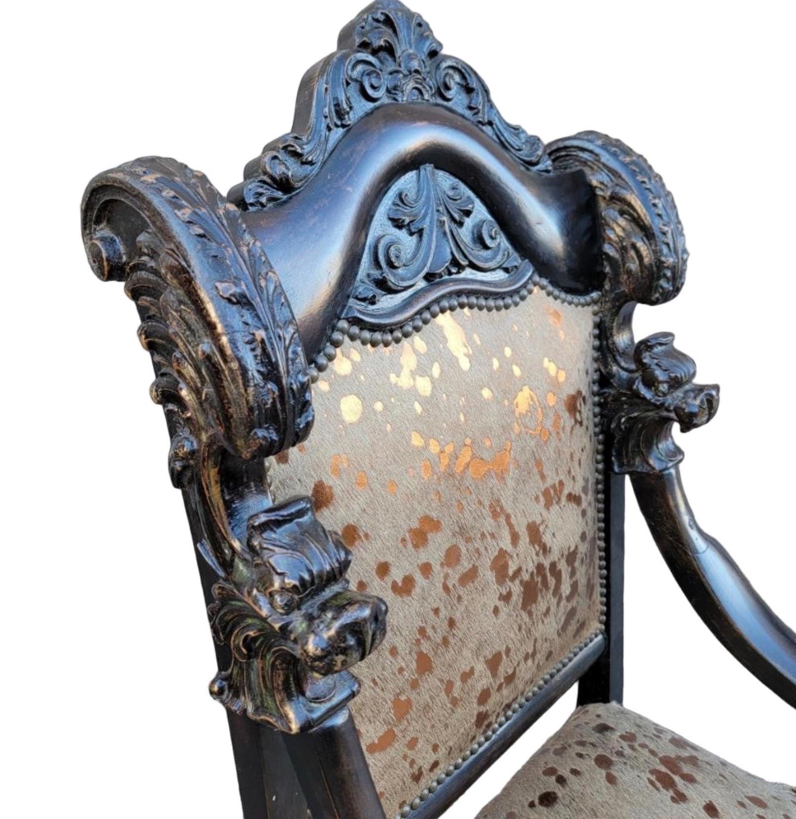 Baroque Ancienne chaise trône de cheminée baroque française en acajou sculpté, nouvellement tapissée en vente