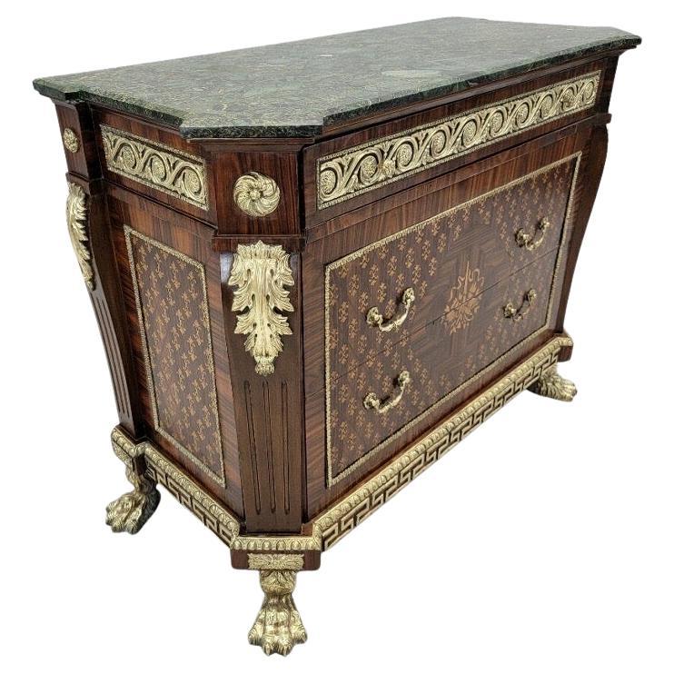 Antique French Empire Style intarsio di tarsia Cassettiera

Splendida commode/cassettiera in stile Impero francese caratterizzata da intarsi intricati con un punto focale a doppia torcia con nastro intarsiato finemente dettagliato. Il disegno
