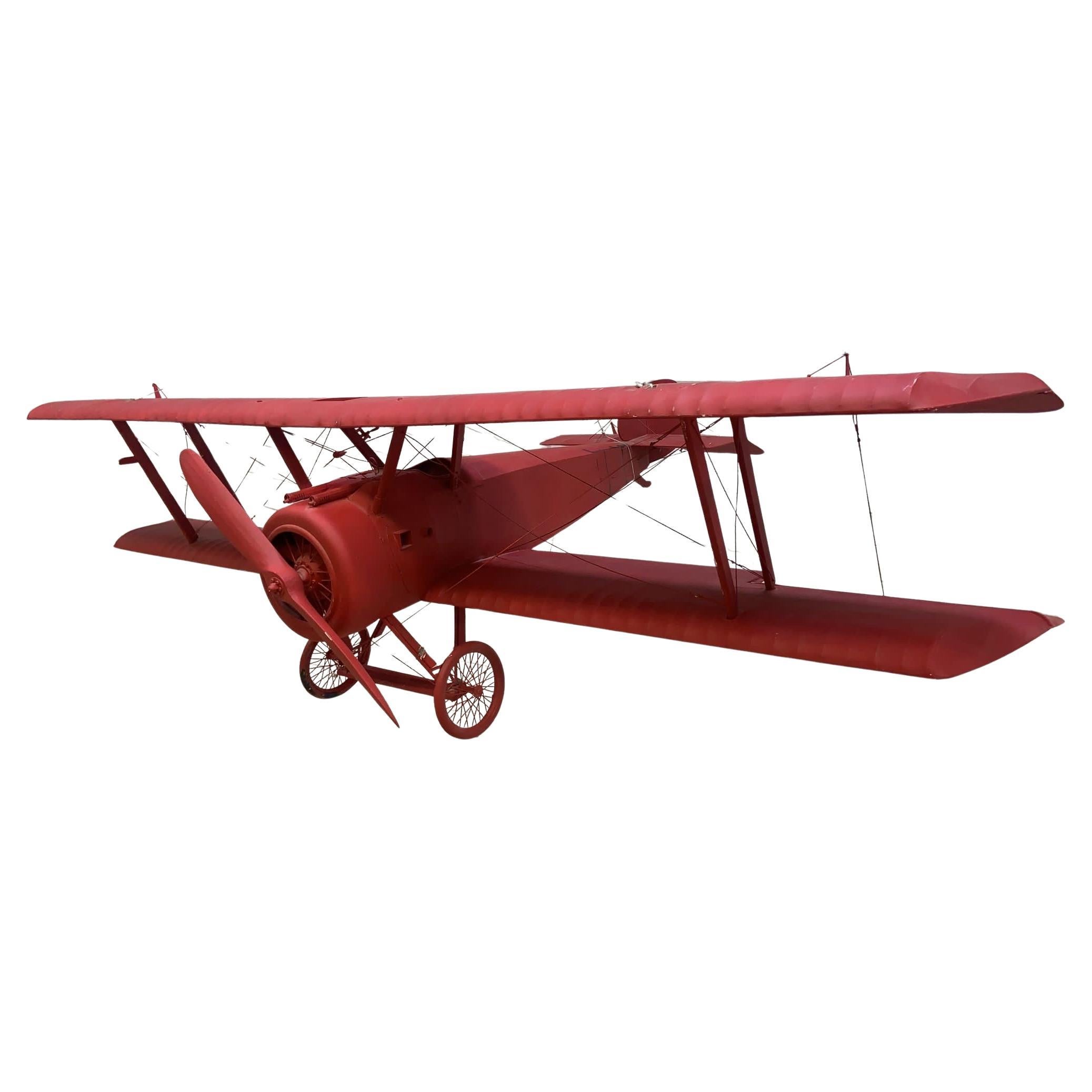 Modelo de avión rojo de época