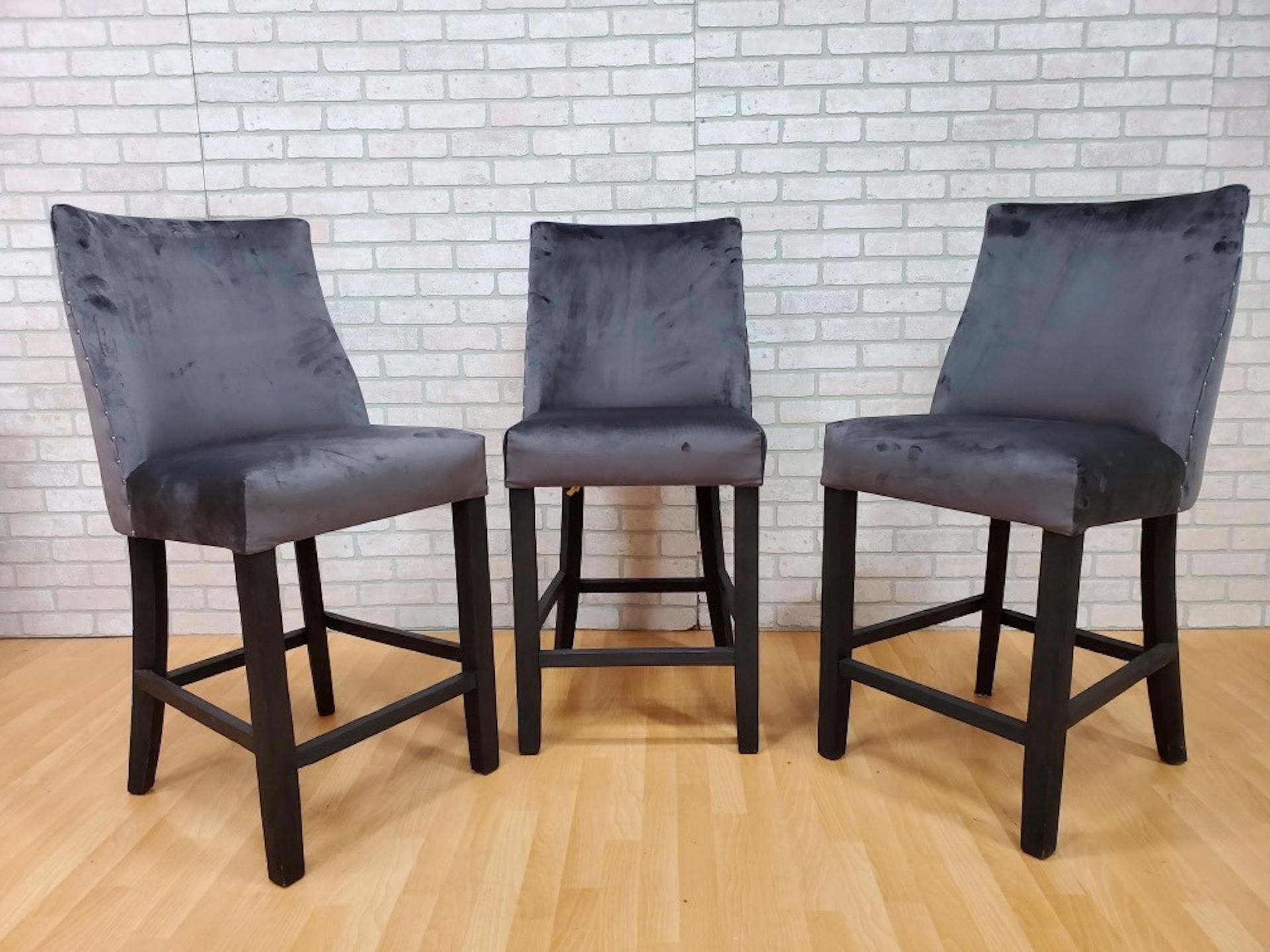 Restoration Hardware Französisch Hocker in Barrelback Neu gepolstert in Plüsch Charcoal Silk Velvet - Set von 3

Ursprünglich wurde der Barrelback-Stuhl als Sitzgelegenheit am britischen Kamin entworfen und entwickelte sich zu einer Vielzahl von