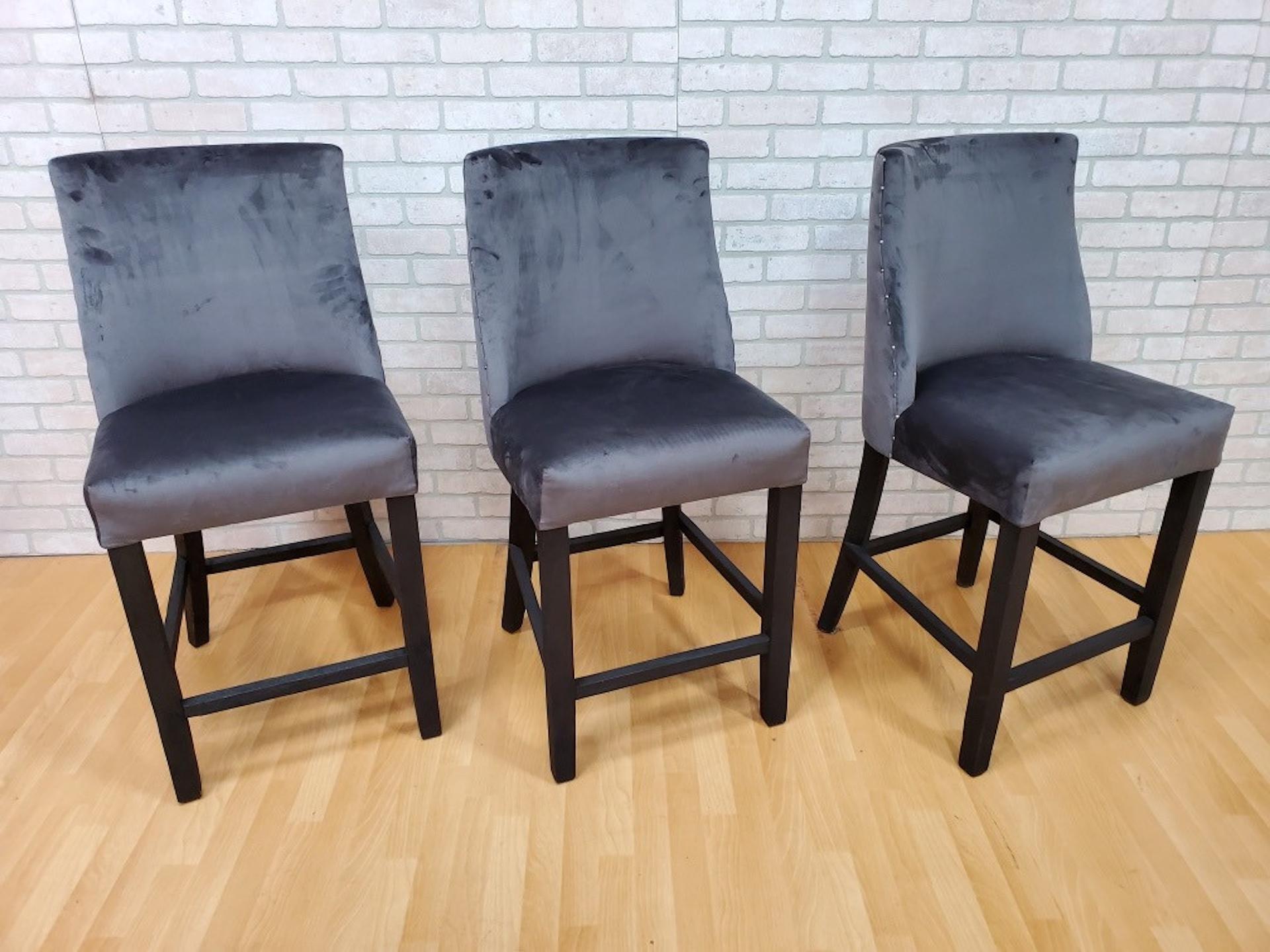 Restoration Hardware Französisch Hocker in Barrelback neu gepolstert - Satz von 3 im Zustand „Gut“ im Angebot in Chicago, IL