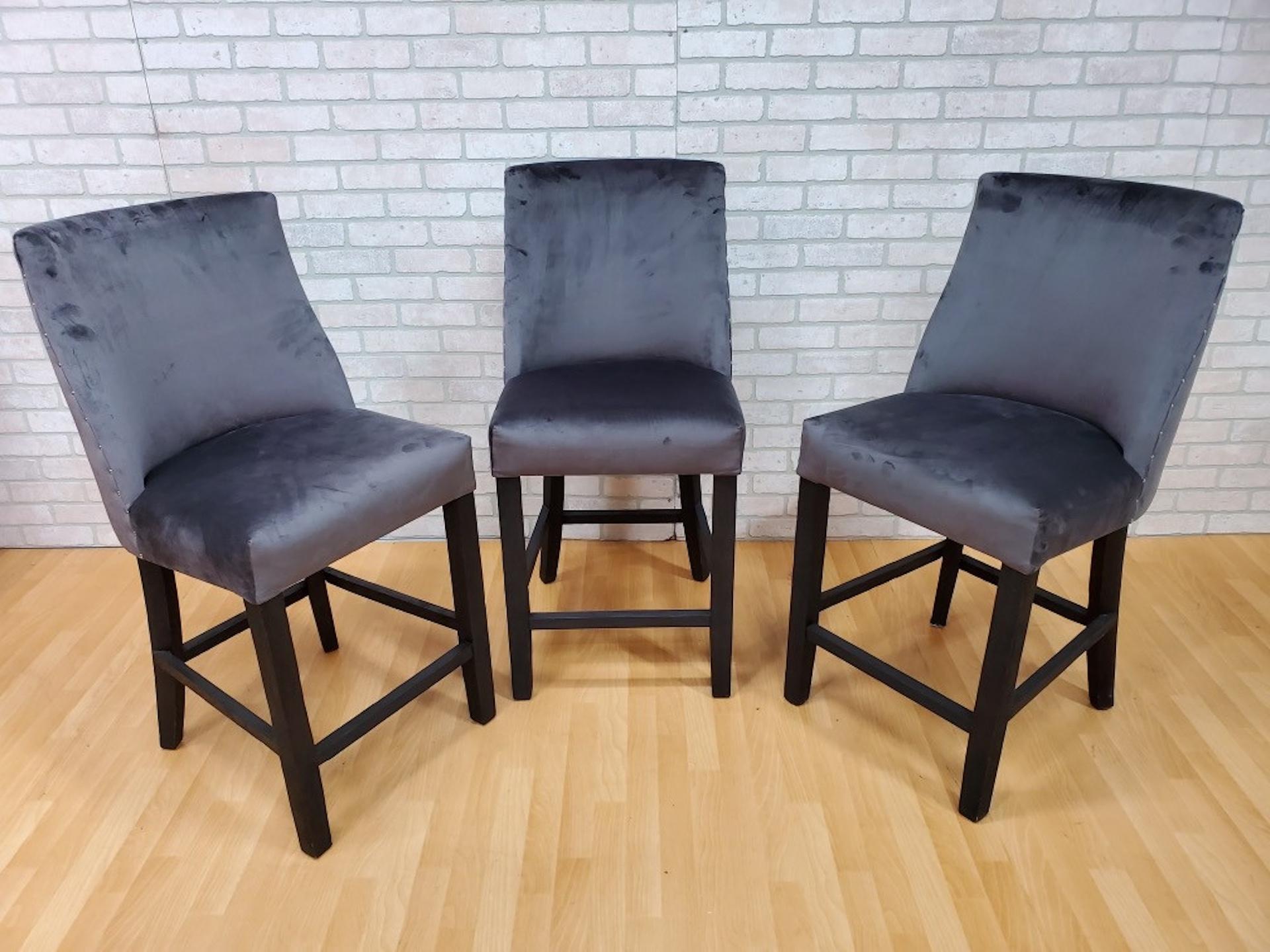 Restoration Hardware Französisch Hocker in Barrelback neu gepolstert - Satz von 3 (Polster) im Angebot