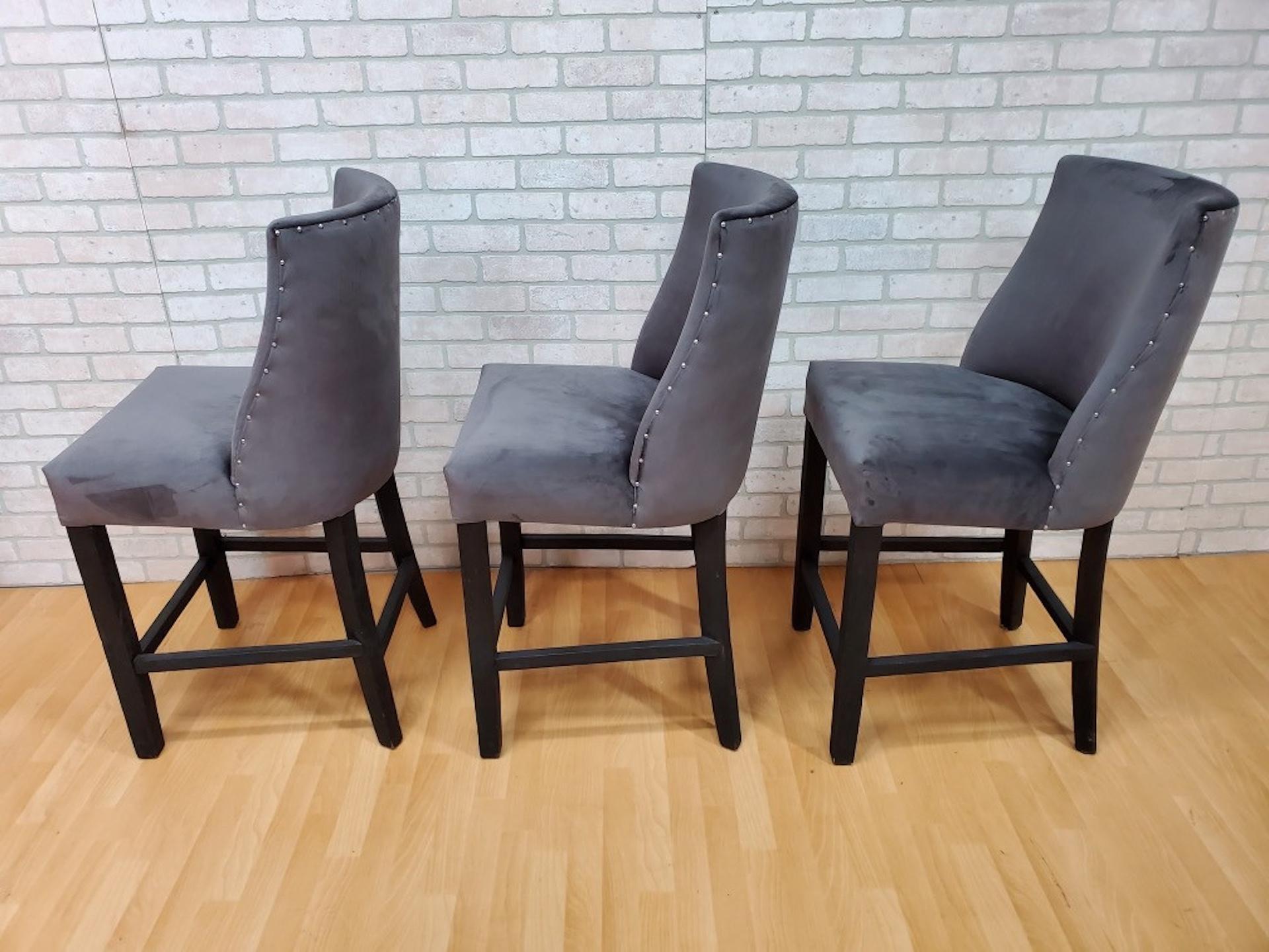 Restoration Hardware Französisch Hocker in Barrelback neu gepolstert - Satz von 3 im Angebot 1