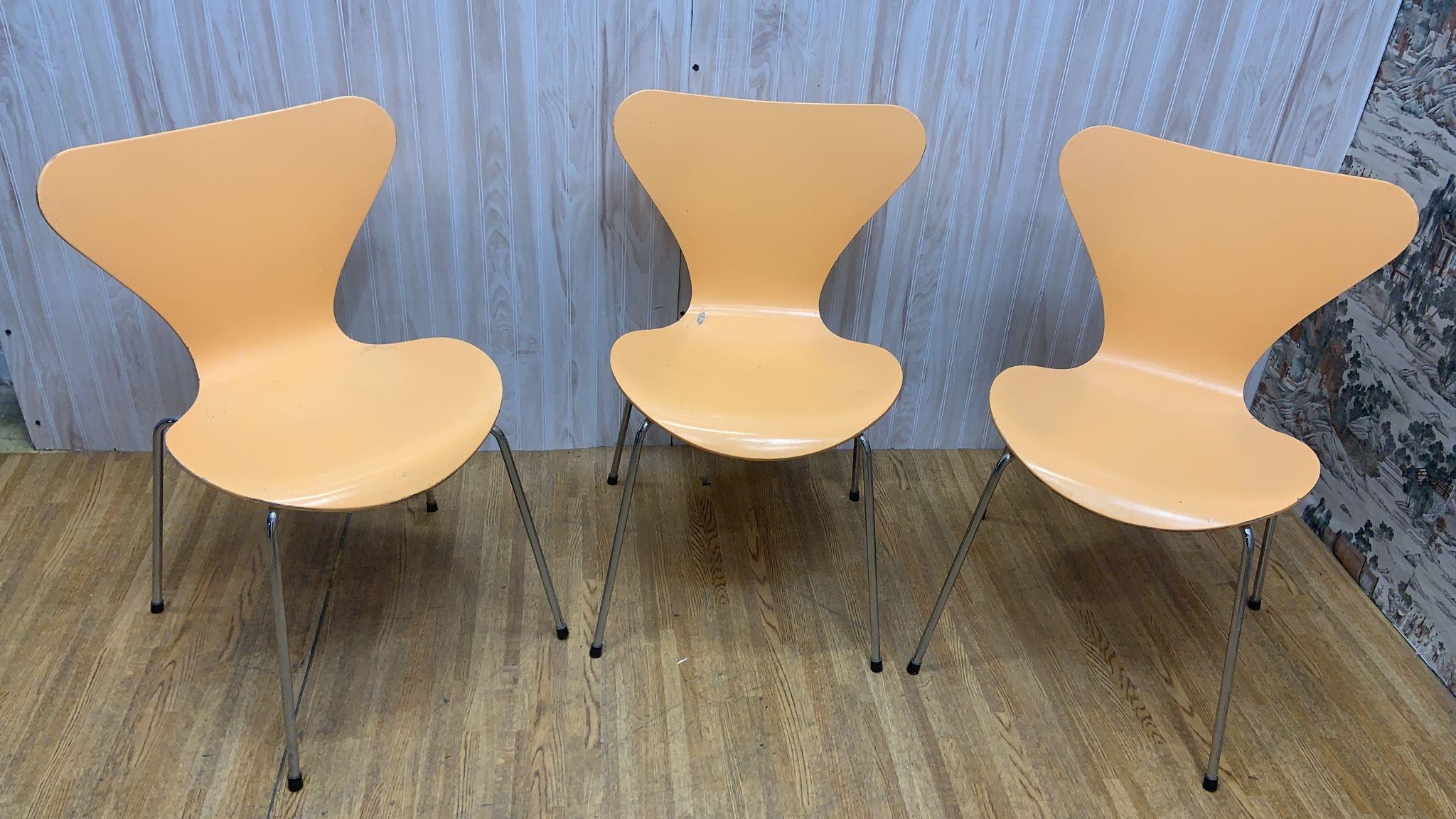 Mid Century Modern Arne Jacobsen For Fritz Hansen Series 7 Chairs - Set of 7

Seat your guests with this large set of molded Danish modern Arne Jacobsen designed dining chairs. Their frames are a tubular steel, a vintage modern classic. These chairs