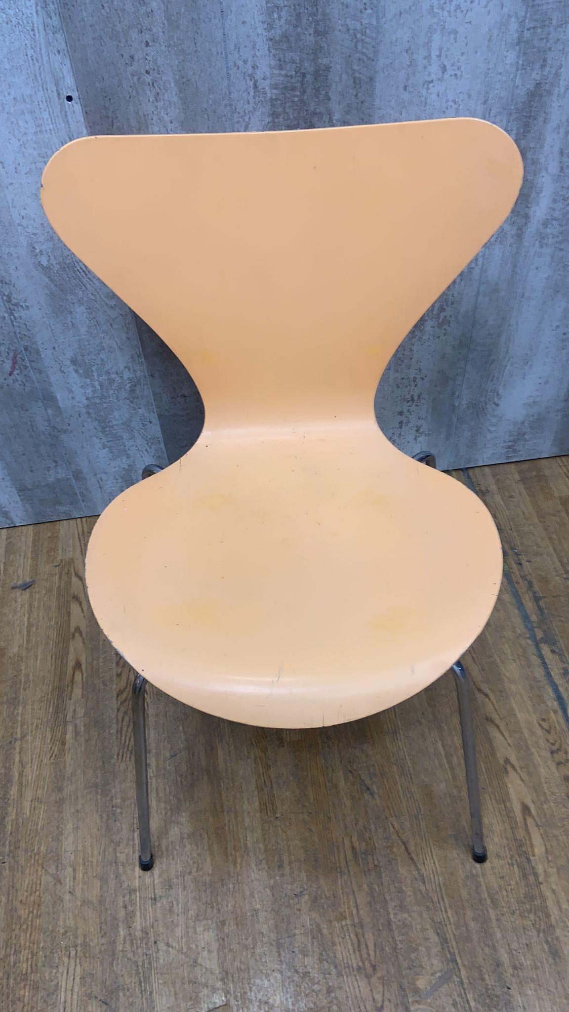 Mid Century Modern Arne Jacobsen For Fritz Hansen Series 7 Chairs - Set of 7 In Good Condition For Sale In Chicago, IL