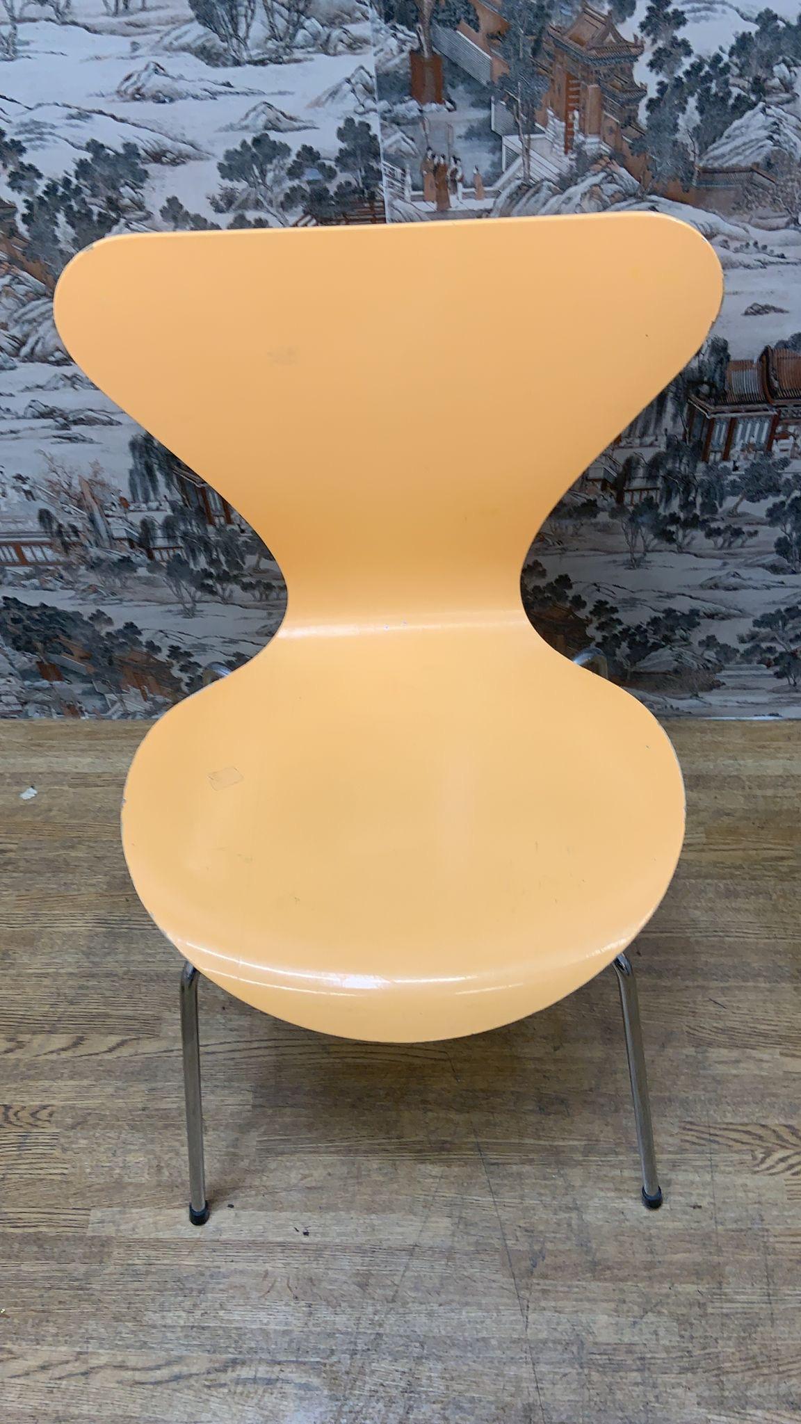 Mid Century Modern Arne Jacobsen For Fritz Hansen Series 7 Chairs - Set of 7 For Sale 4
