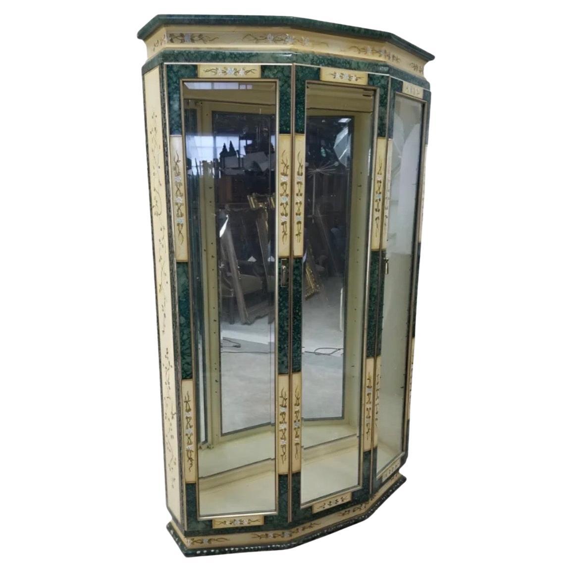 Mid Century Modern Geätzte 
Hand Painted Messing Zwei Tür Curio Vitrine im Angebot