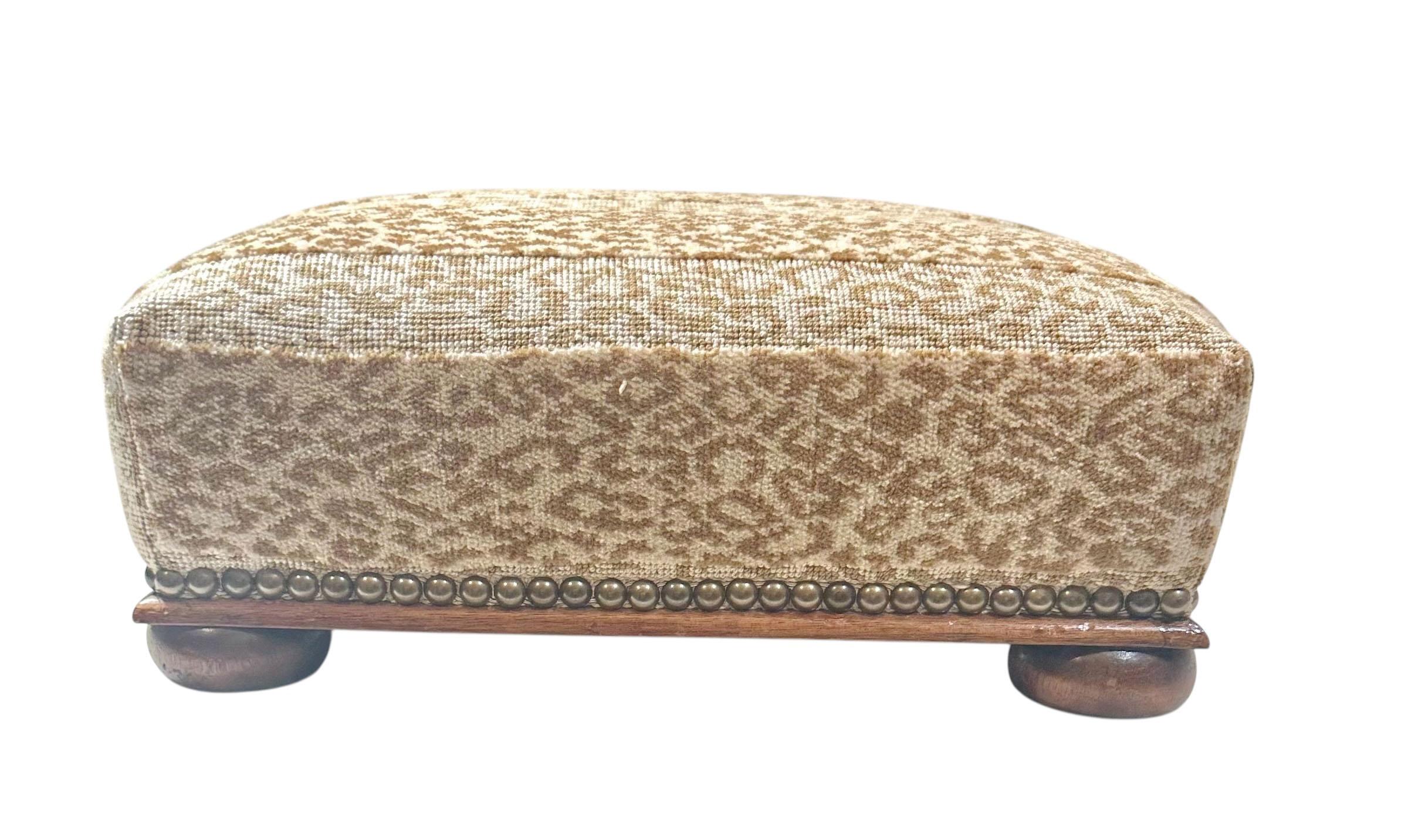 Un impresionante banco Biedermeier del siglo XIX, magistralmente retapizado en el icónico terciopelo de corte leopardo de Scalamandré, un lujoso tejido conocido por su atrevida elegancia y su rica textura. Las líneas limpias y arquitectónicas de la