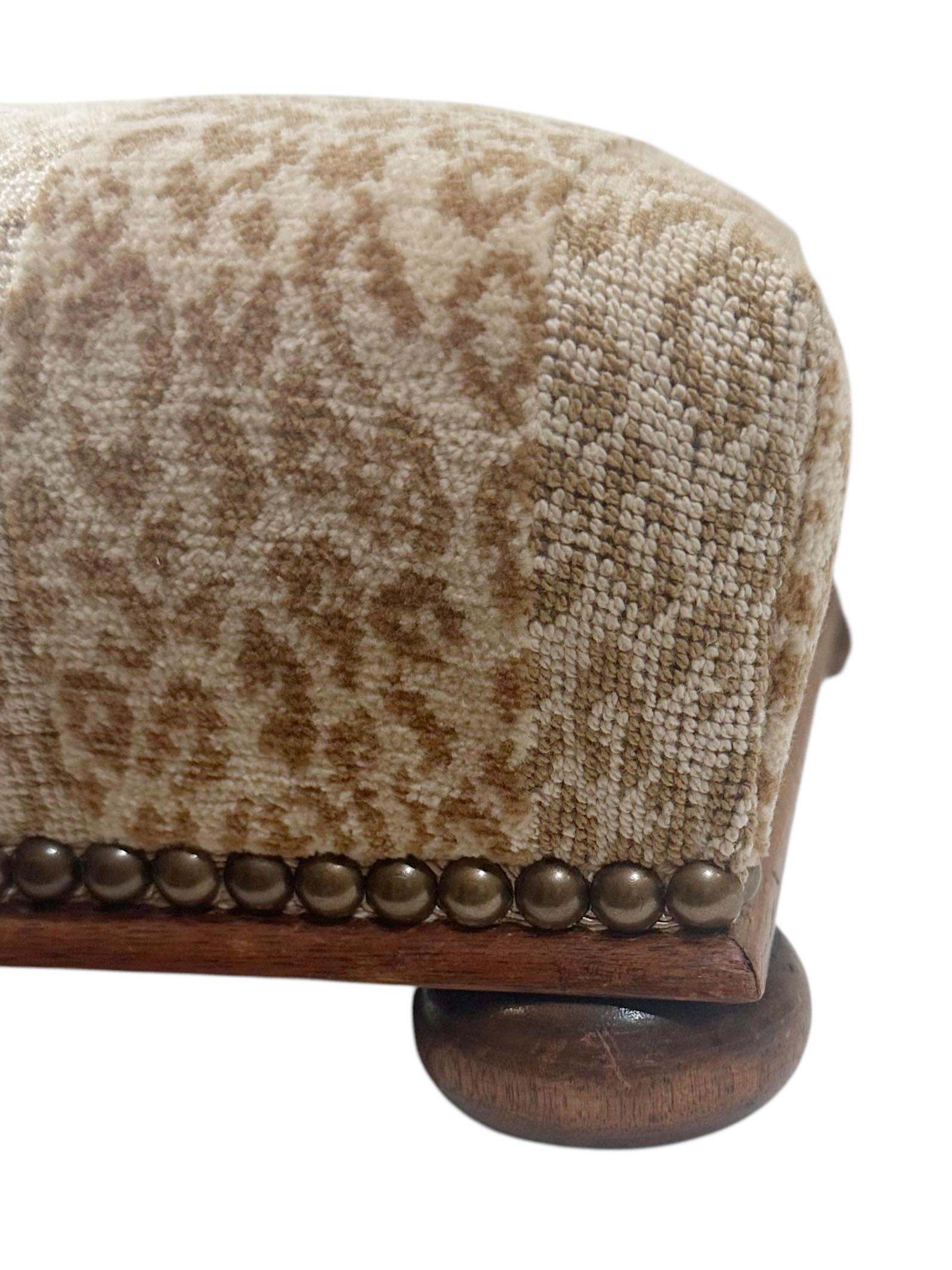 Banco Biedermeier del siglo XIX en terciopelo de corte leopardo Scalamandré en venta 1