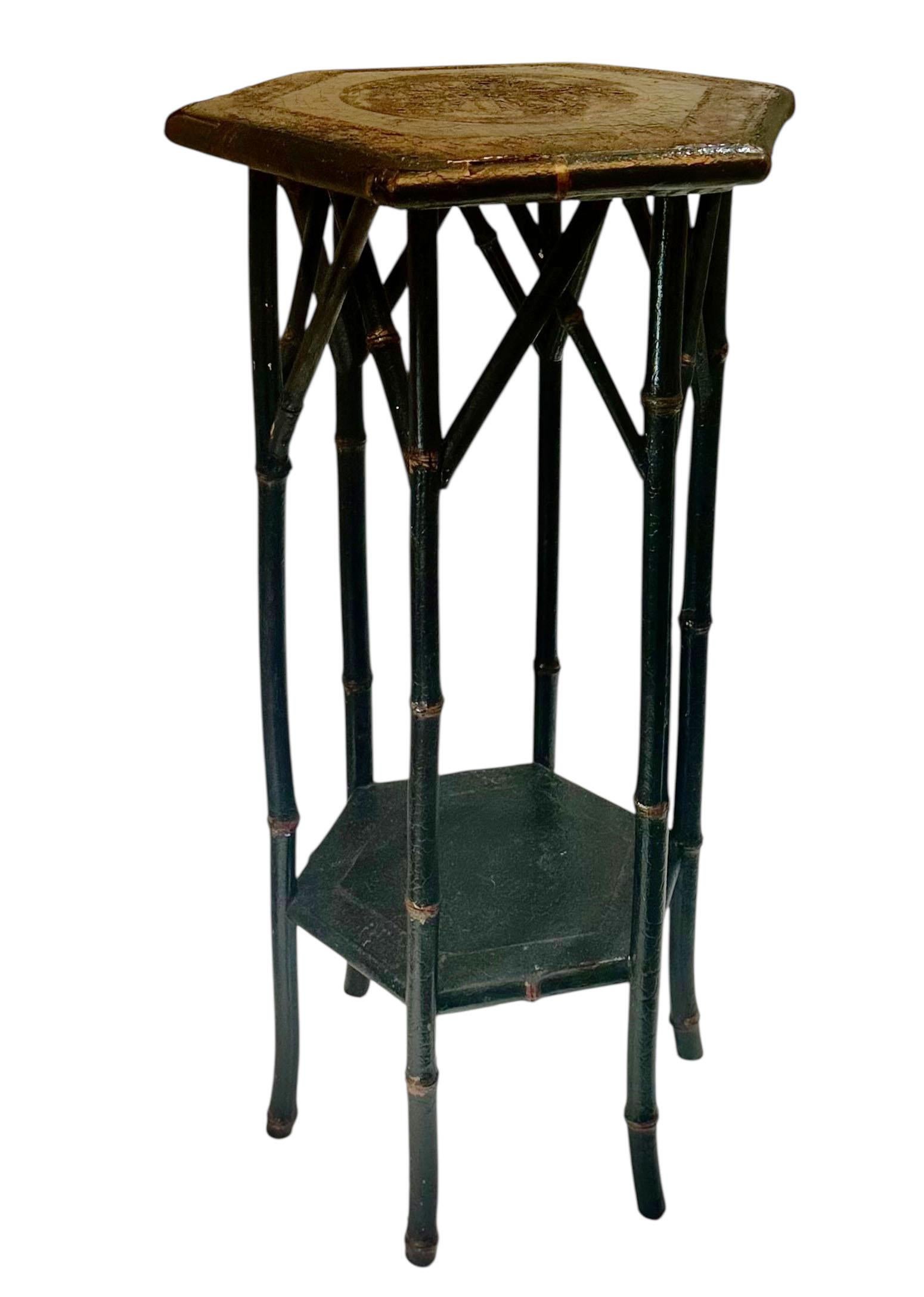 Charmant et sculptural support de plantes en bambou anglais datant d'environ 1900, réalisé dans le style art nouveau. Le support présente un plateau octogonal magnifiquement sculpté d'une grande fleur stylisée, un motif saisissant et organique qui