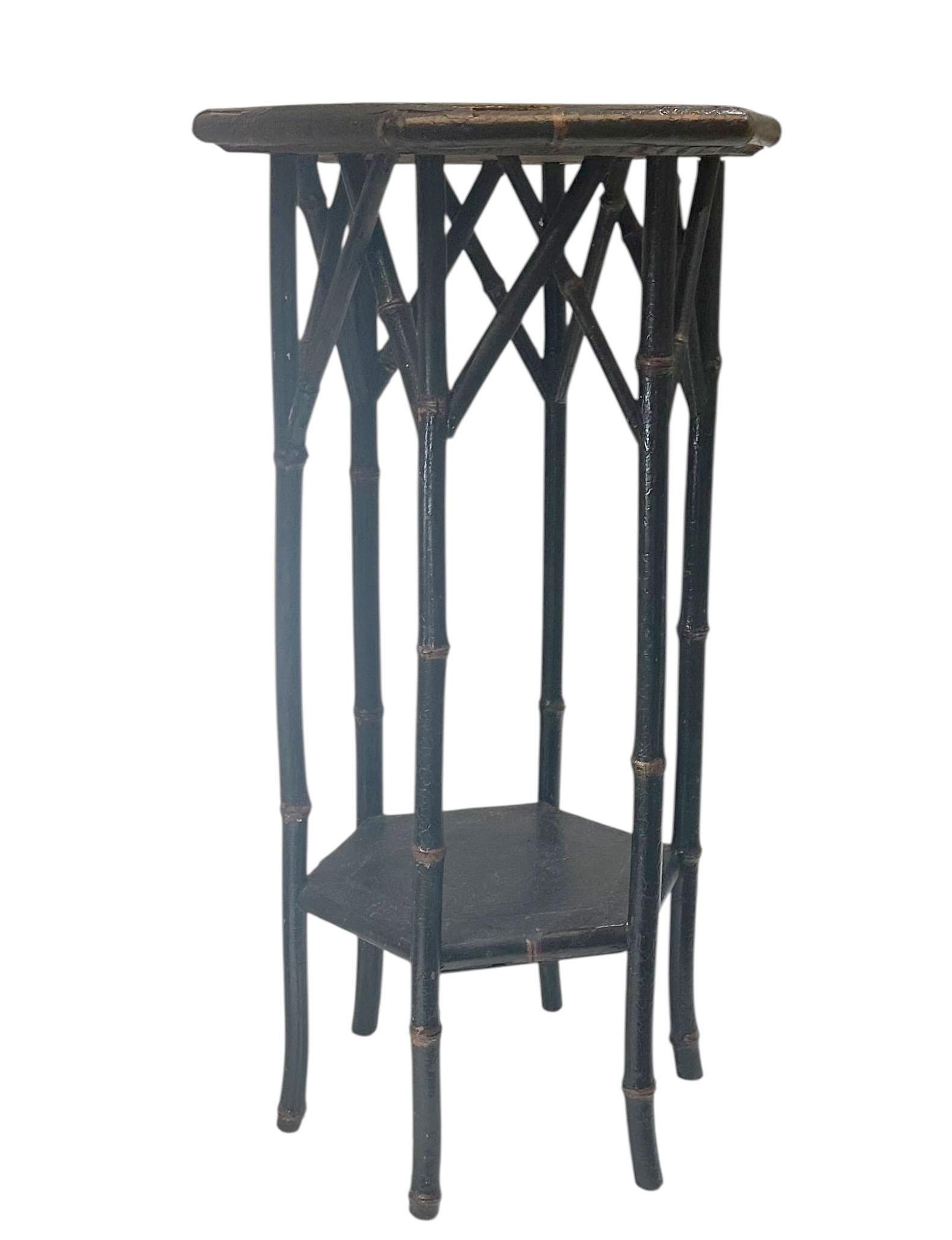 Anglais Support à plantes en bambou Art Nouveau anglais avec dessus floral sculpté en vente
