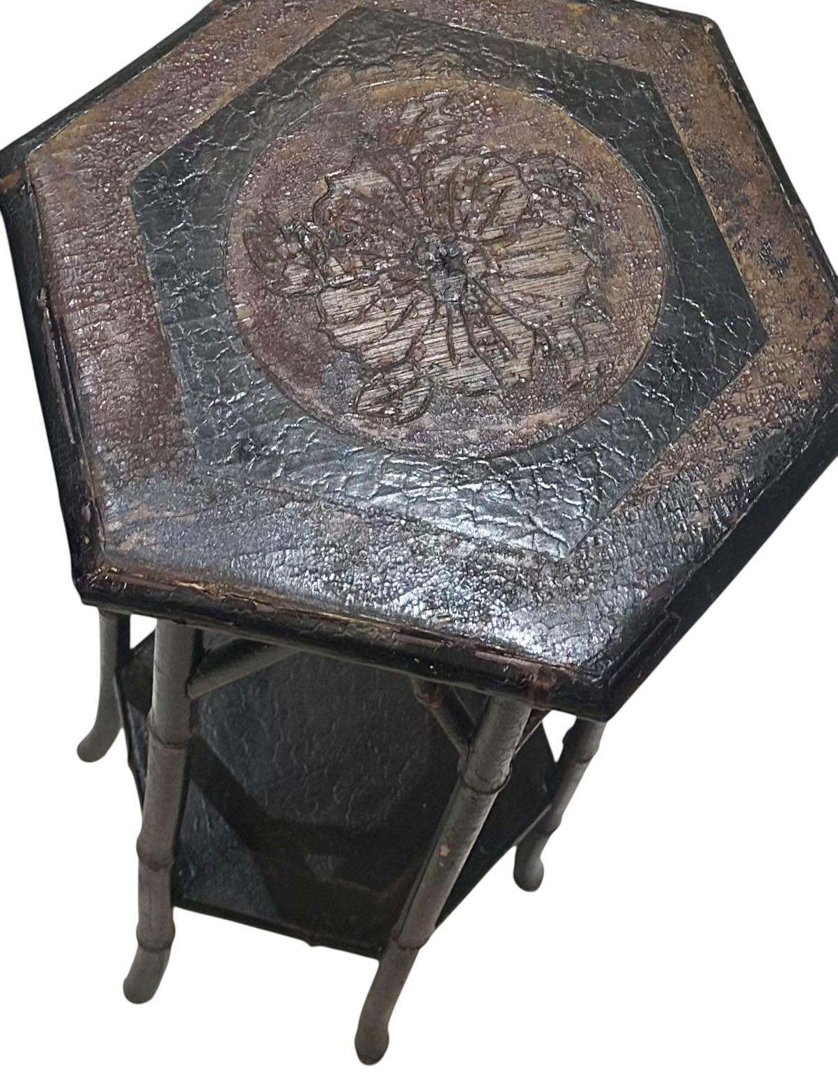 Début du 20ème siècle Support à plantes en bambou Art Nouveau anglais avec dessus floral sculpté en vente