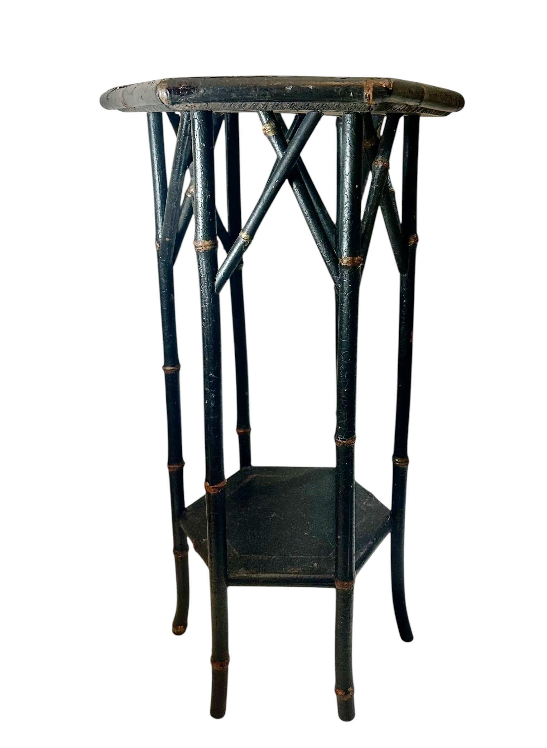 Bambou Support à plantes en bambou Art Nouveau anglais avec dessus floral sculpté en vente