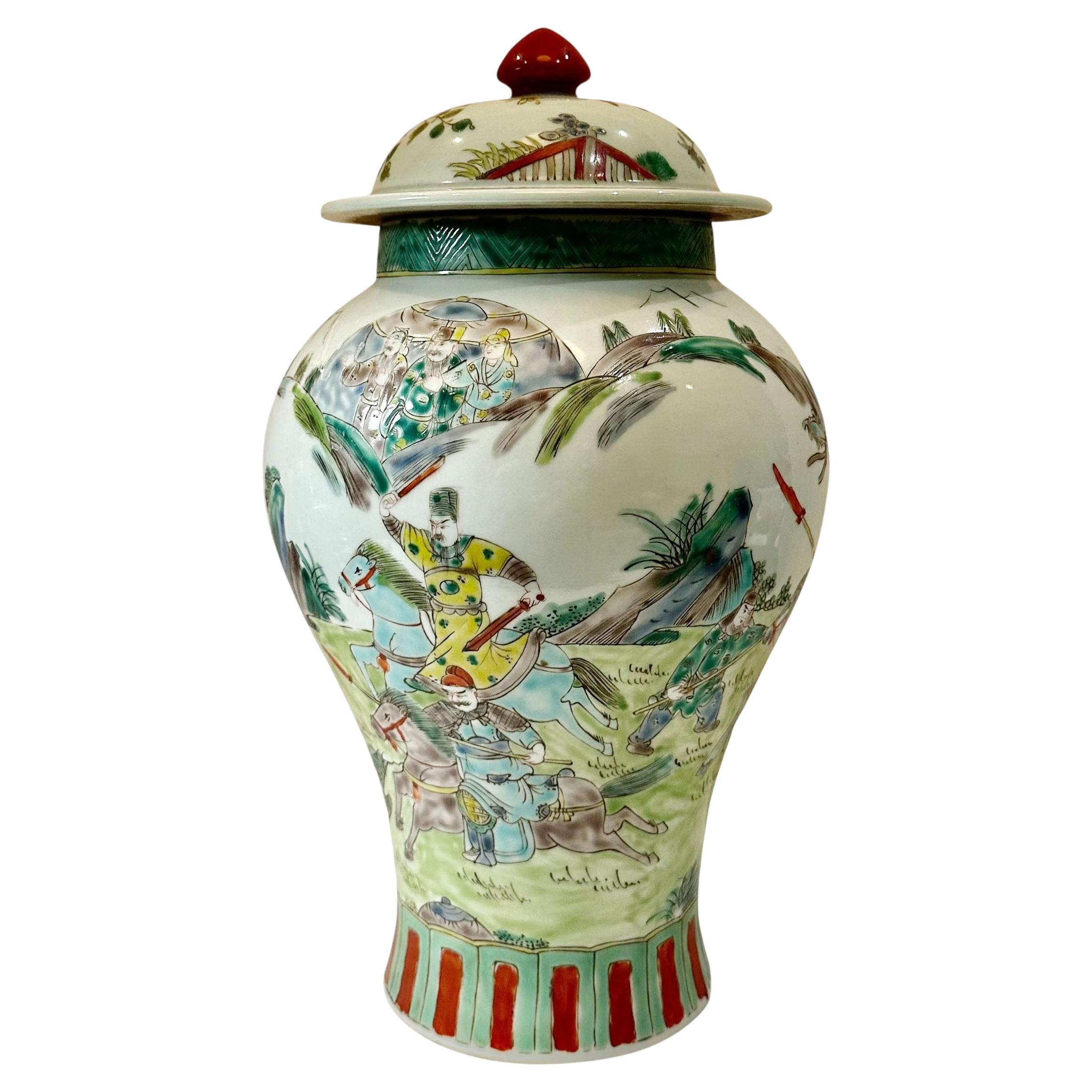 Vase balustre à couvercle de la famille rose chinoise du XIXe siècle