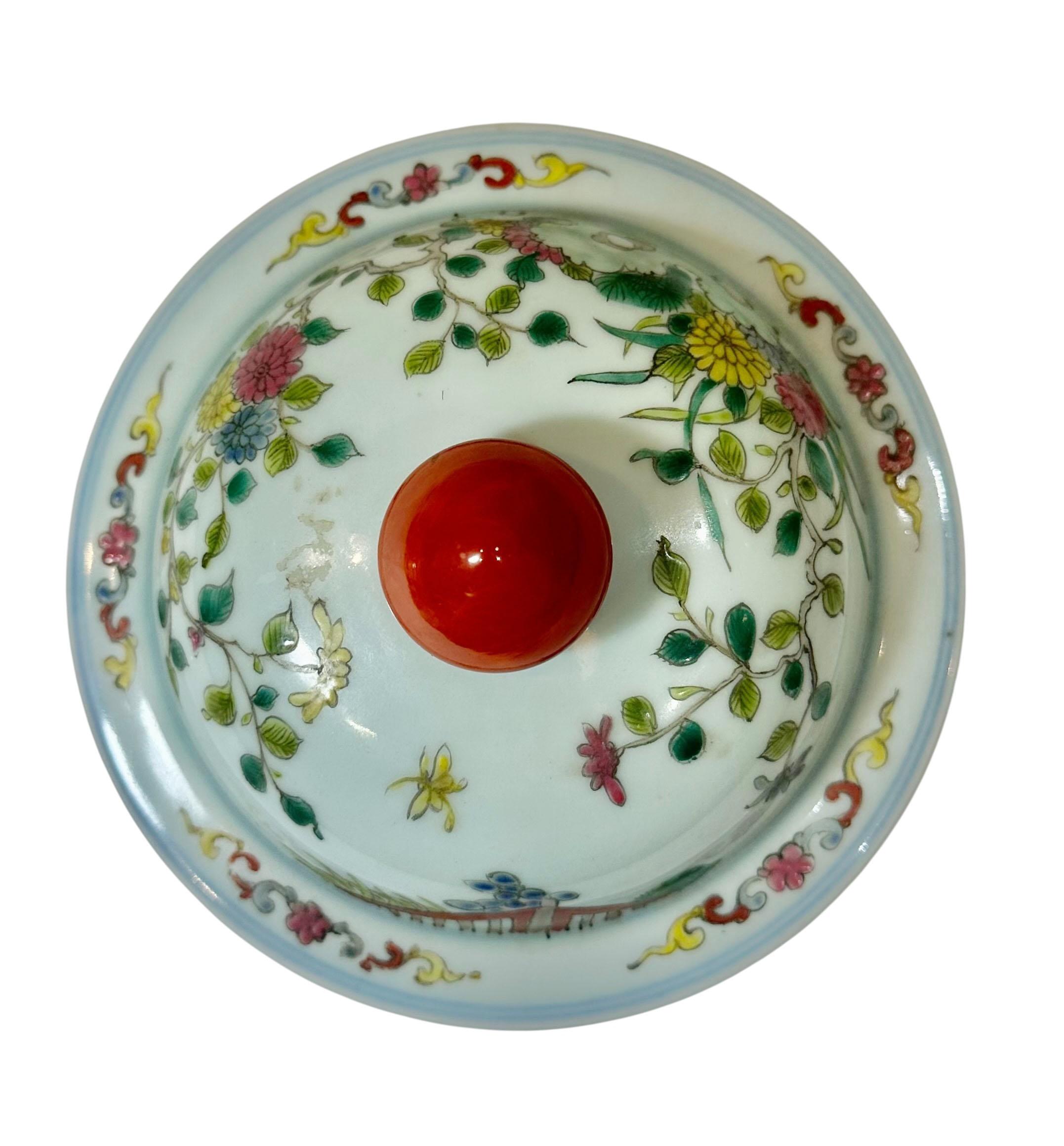 Cinese Vaso a balaustro con coperchio Famille Rose cinese del XIX secolo in vendita