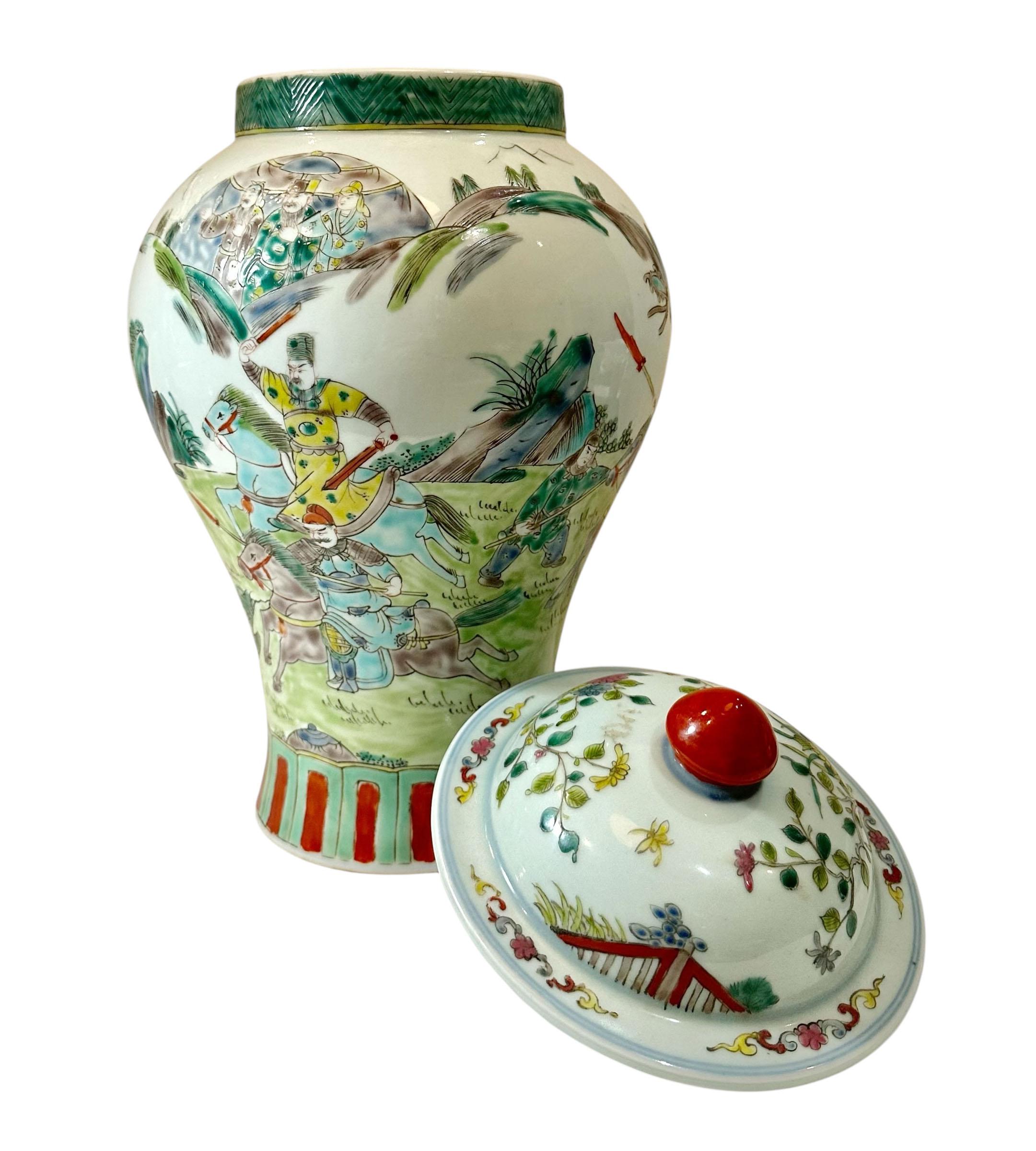 Bellissimo vaso a balaustro cinese Famille Rose del XIX secolo con coperchio, riccamente decorato con smalti vivaci e multicolori caratteristici del periodo. Il vaso presenta motivi floreali e figurali finemente dettagliati in rosa tenue, verde, blu