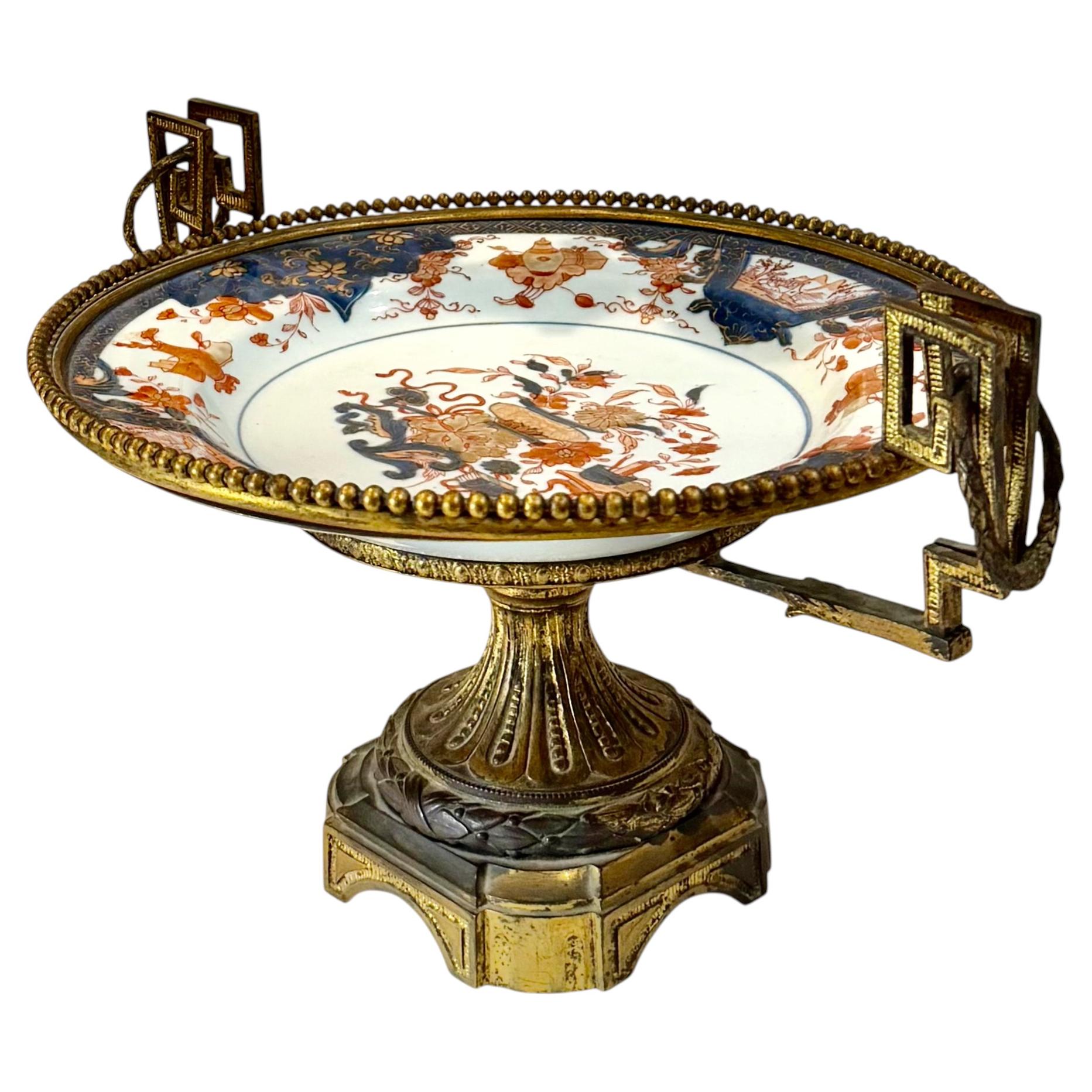 Plato japonés de Imari del siglo XVIII con monturas de bronce francesas