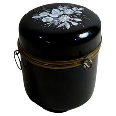 Scatola francese del XIX secolo in vetro opalino nero con fiori smaltati