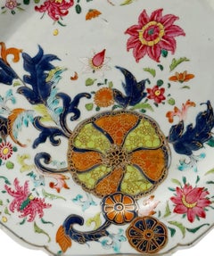Assiette chinoise « Famille Rose » du XVIIIe siècle destinée à l'exportation, représentant des feuilles de tabac, vers 1795