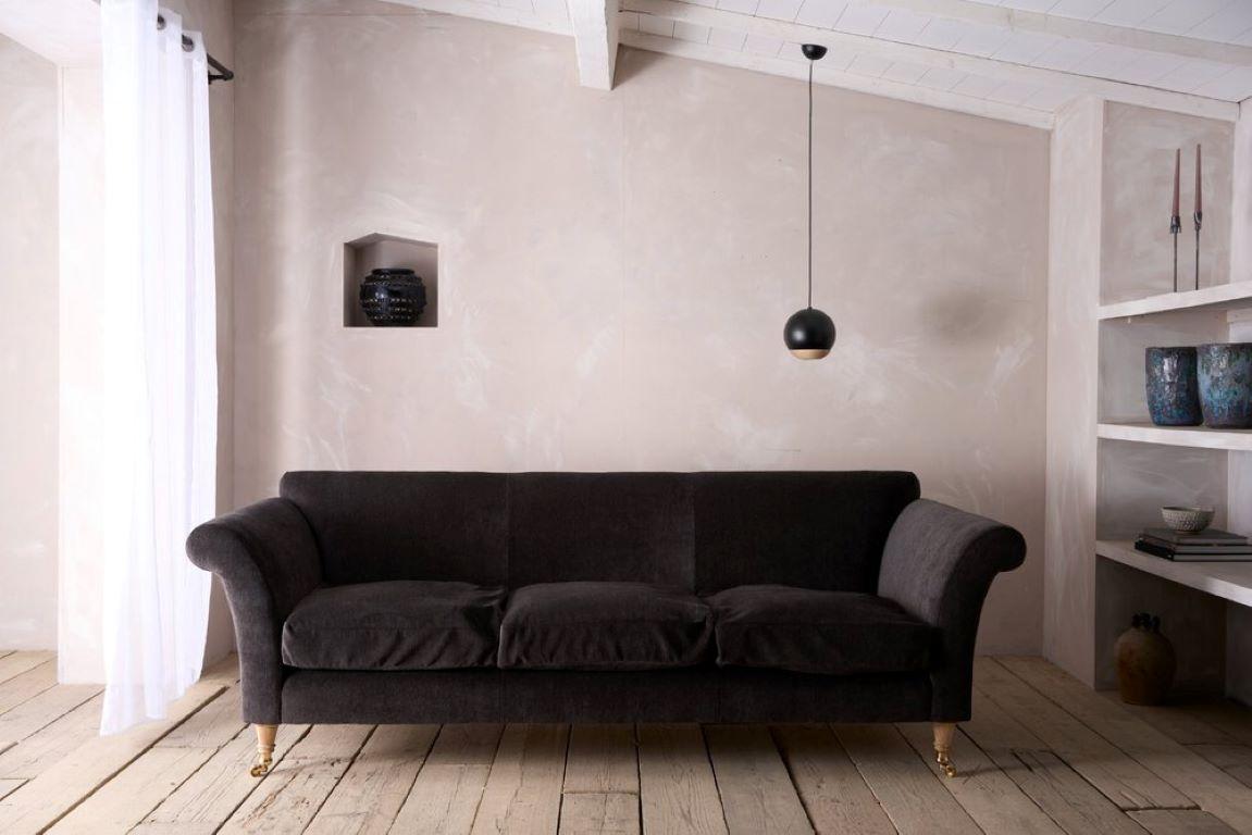 Dans le cadre de notre deuxième collection, nous nous sommes inspirés, pour nos sièges, des solides designs classiques des maisons de campagne britanniques. Nous avons toujours pensé que ce style de siège offrait un design intemporel, un confort