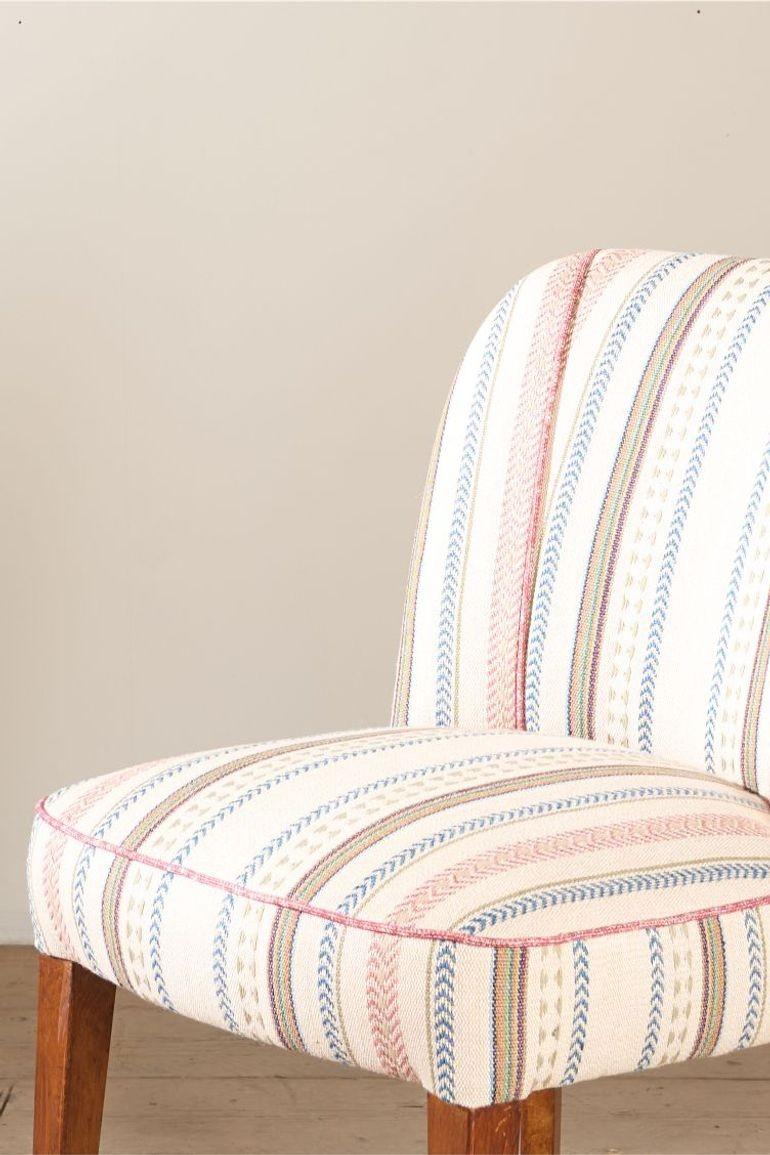 Dies ist ein sehr stilvoller, gut gemachter Schreibtischstuhl aus dem 20. Von uns mit einem wunderbaren Streifenstoff gepolstert, der durch eine rosa Leinenrückwand ergänzt wird. 
Das Design des Stuhls ist unglaublich elegant und hat eine Aussparung