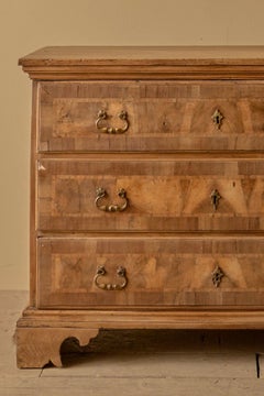 Commode italienne en noyer du XVIIIe siècle