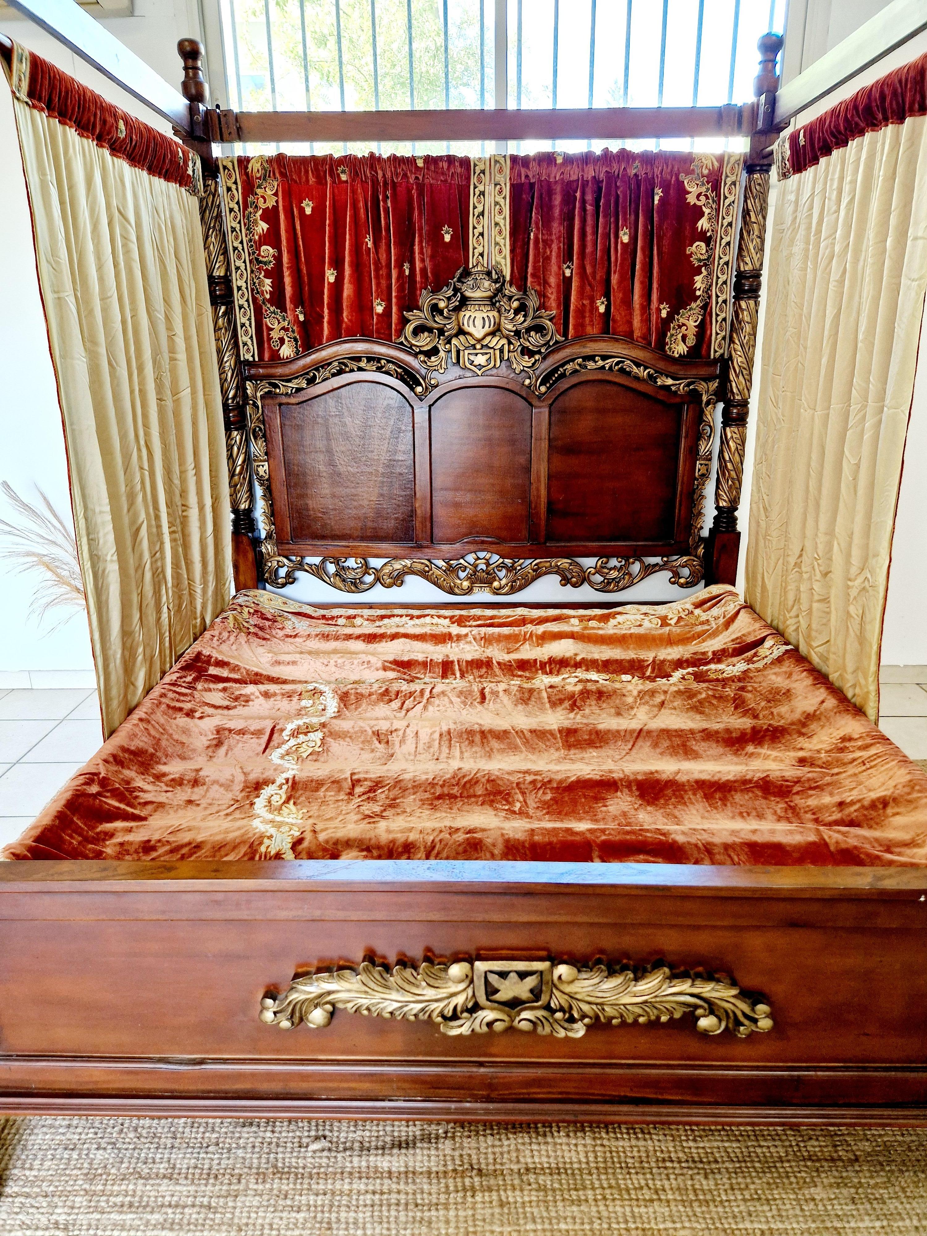 Indien Lit à baldaquin à quatre colonnes Super King Size en vente