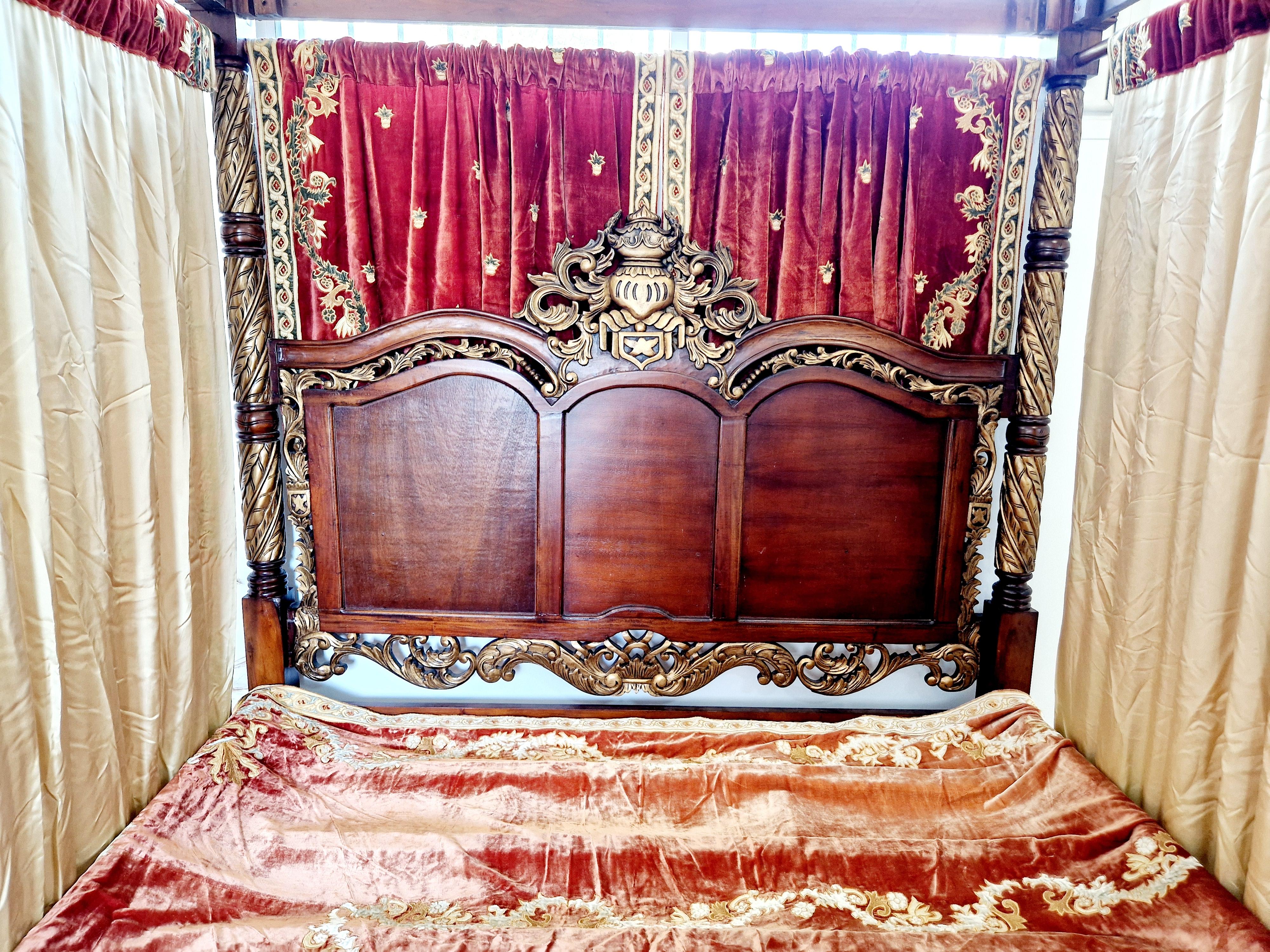 20ième siècle Lit à baldaquin à quatre colonnes Super King Size en vente