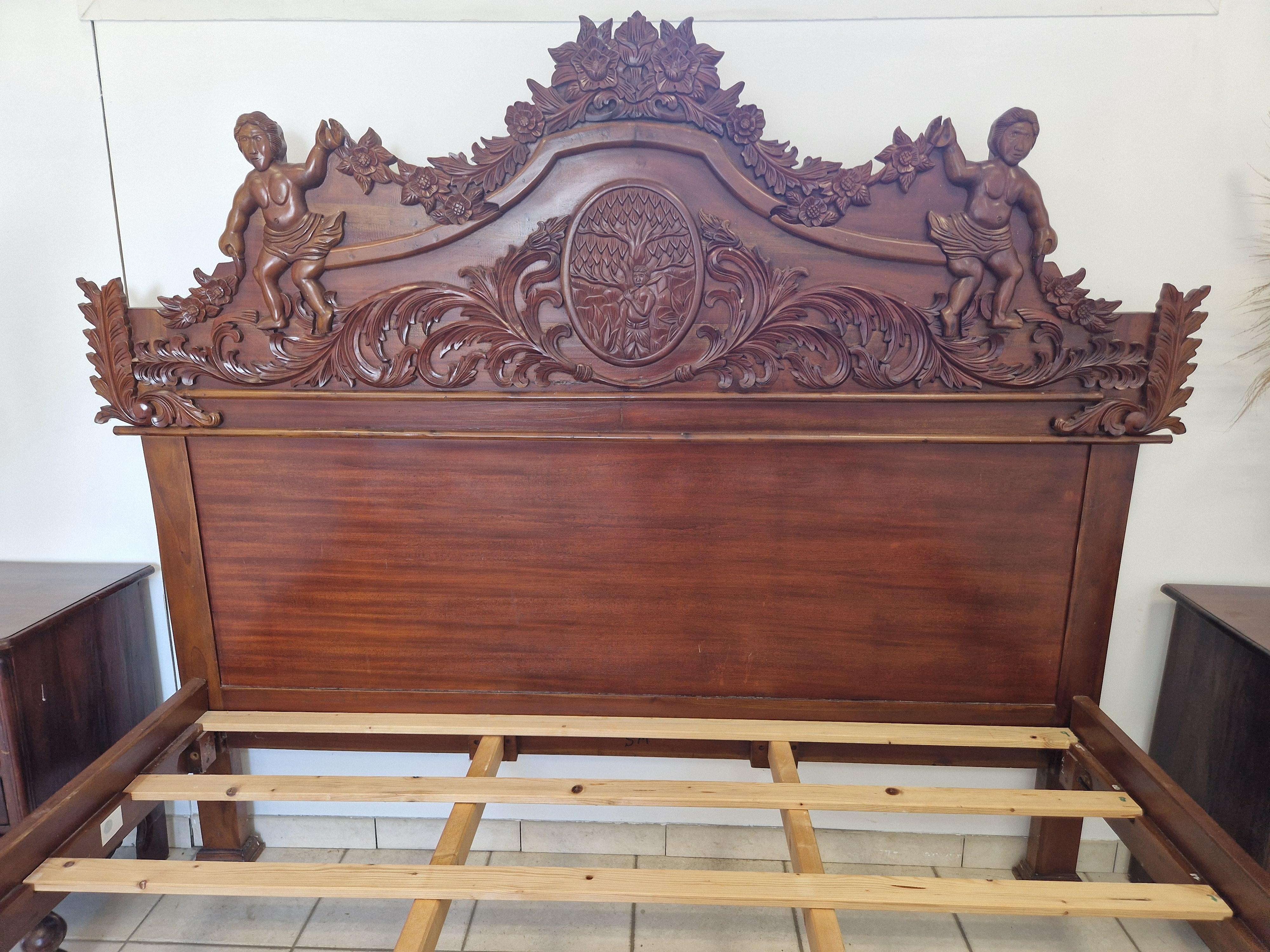 Lit king size et tables de nuit de style Renaissance en vente 8
